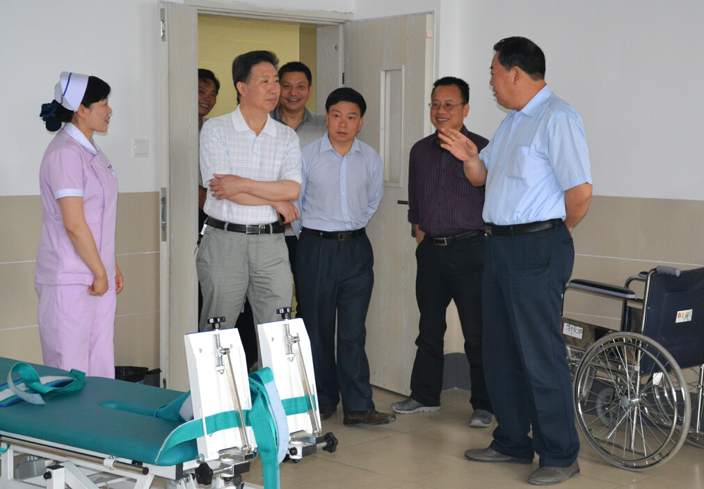 市卫计委党委书记王洪林到县中医院调研