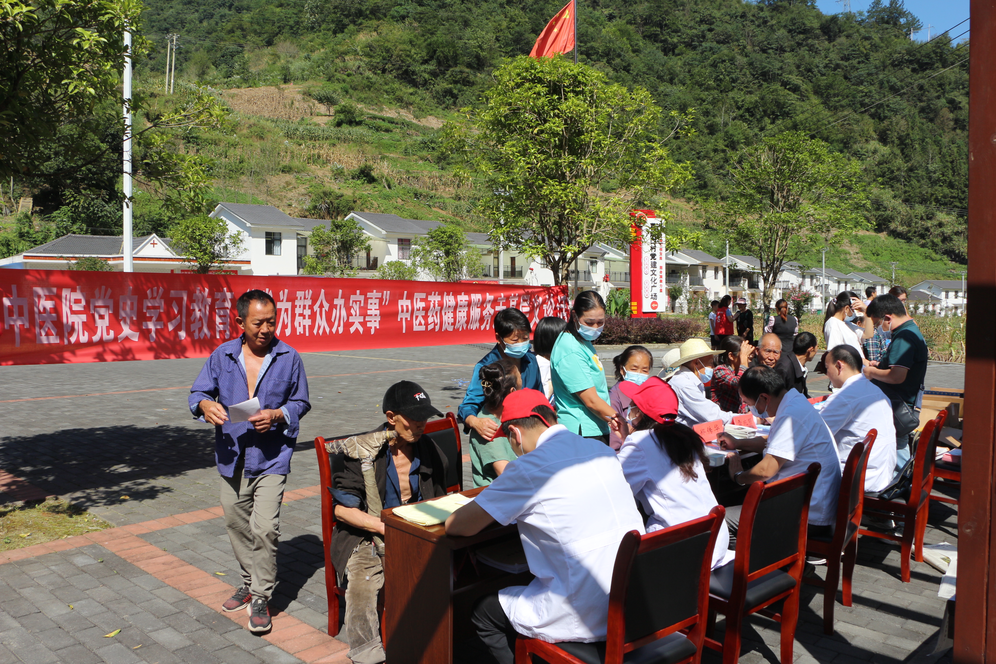 我为群众办实事|县中医院深入帮扶村开展中医药服务走基层义诊活动