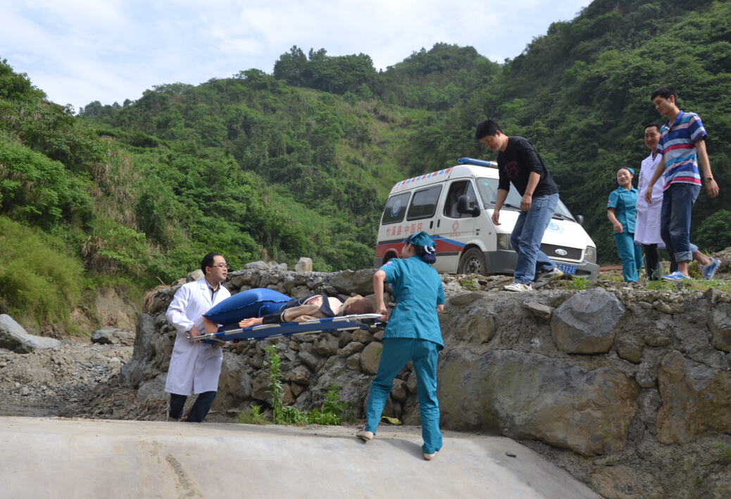 县中医院举行野外急诊急救演练
