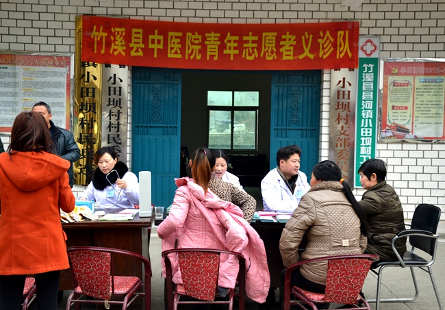 县中医院到“新三万”联系点义诊