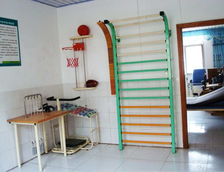 县中医院残疾人康复训练室投入使用