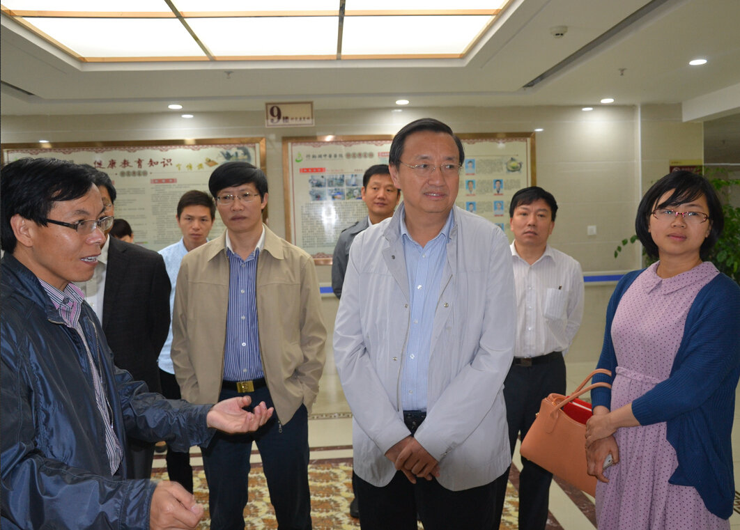 市政协副主席、市卫计委主任黄剑云一行到县中医院调研