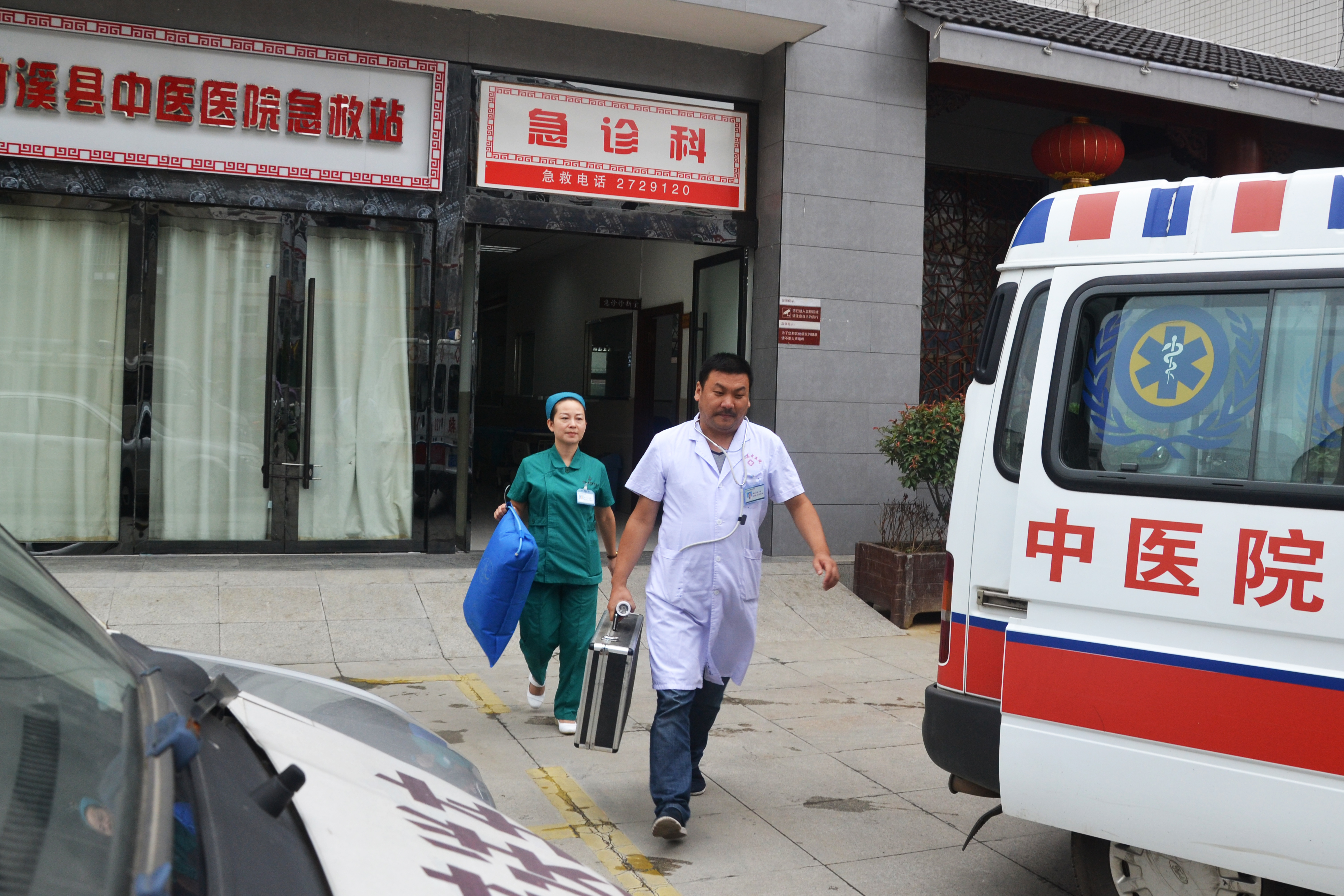 县中医院举行急救演练迎“世界急救日