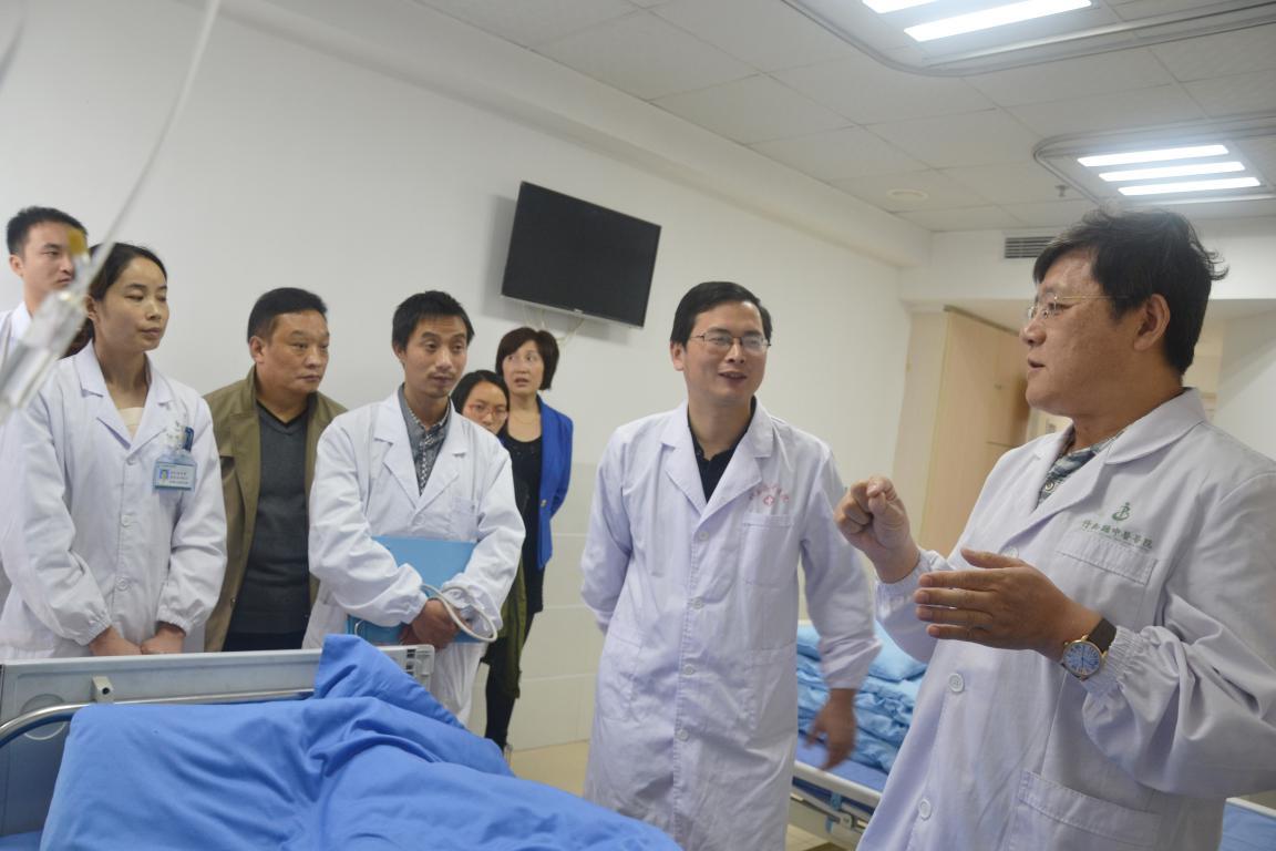 东风公司总医院郭昆全教授到县中医院开展学术交流