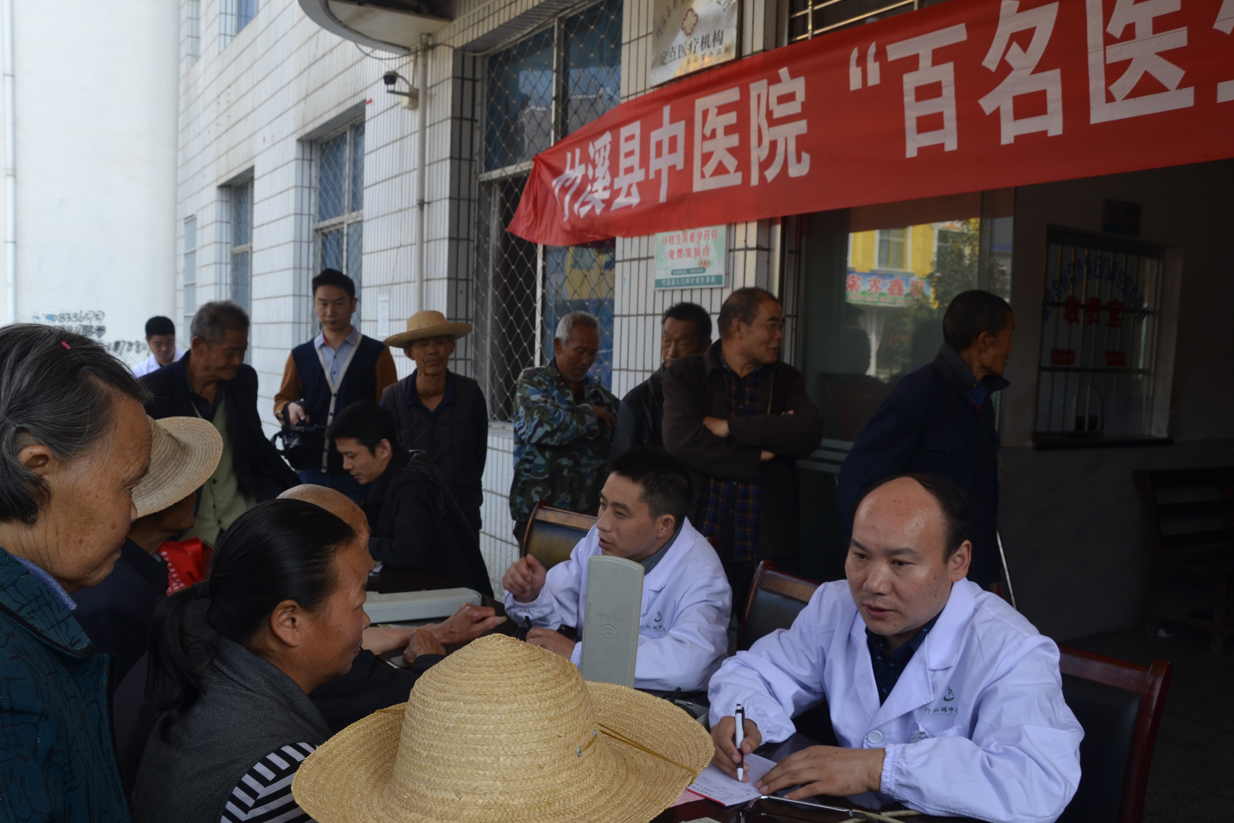 县中医院医药惠民活动进县河 (6).JPG