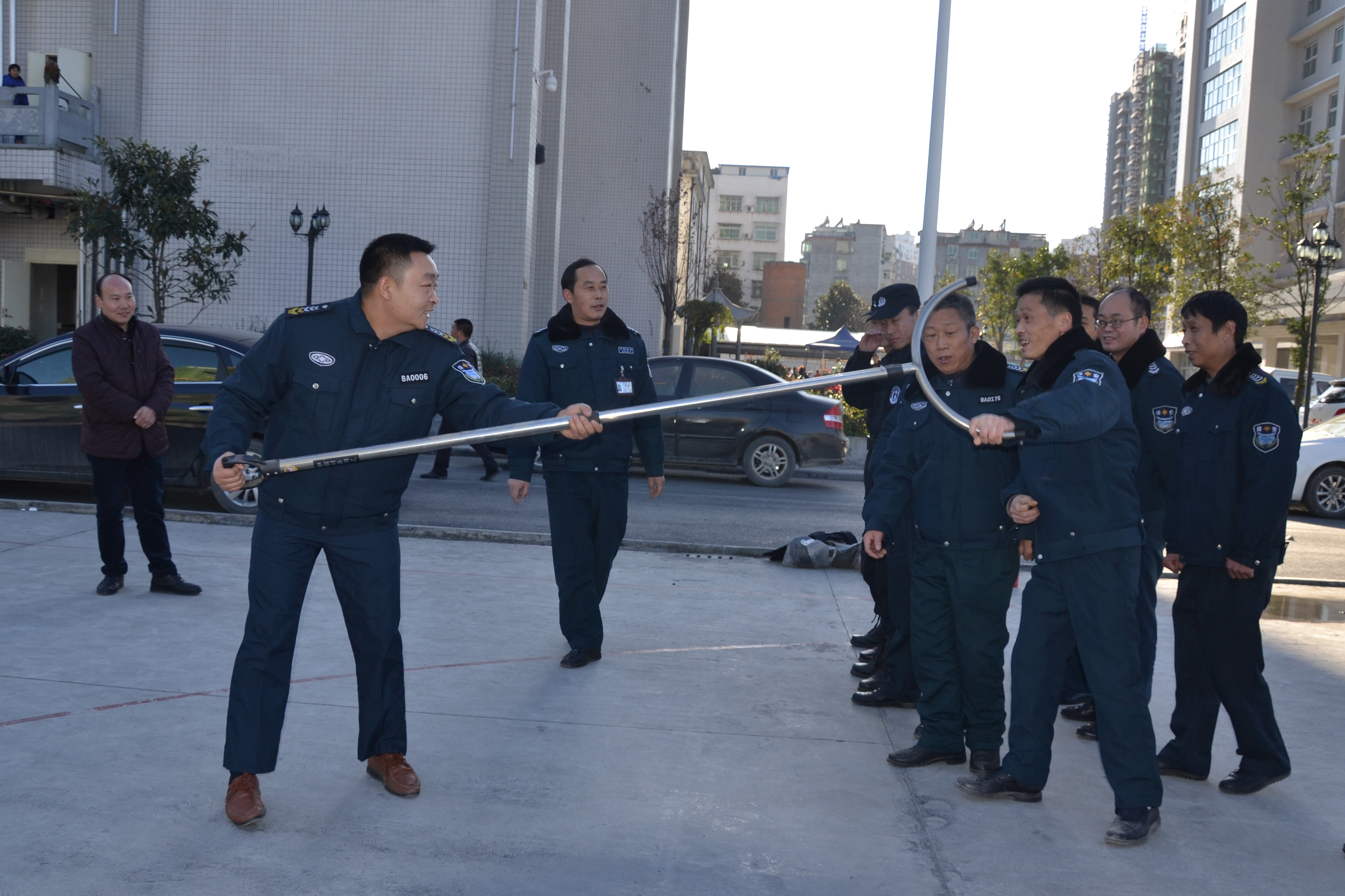 县中医院举行安保综合演练保医院平安