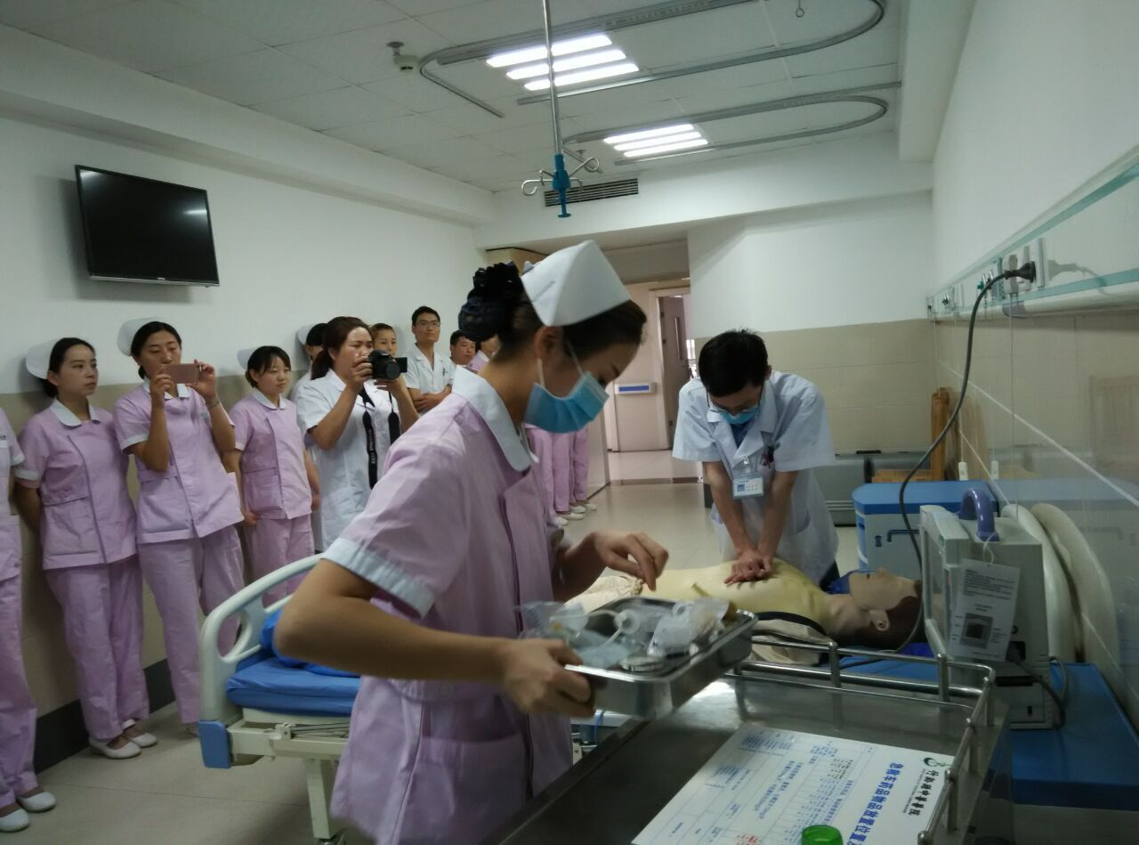 我院开展心肺复苏应急演练