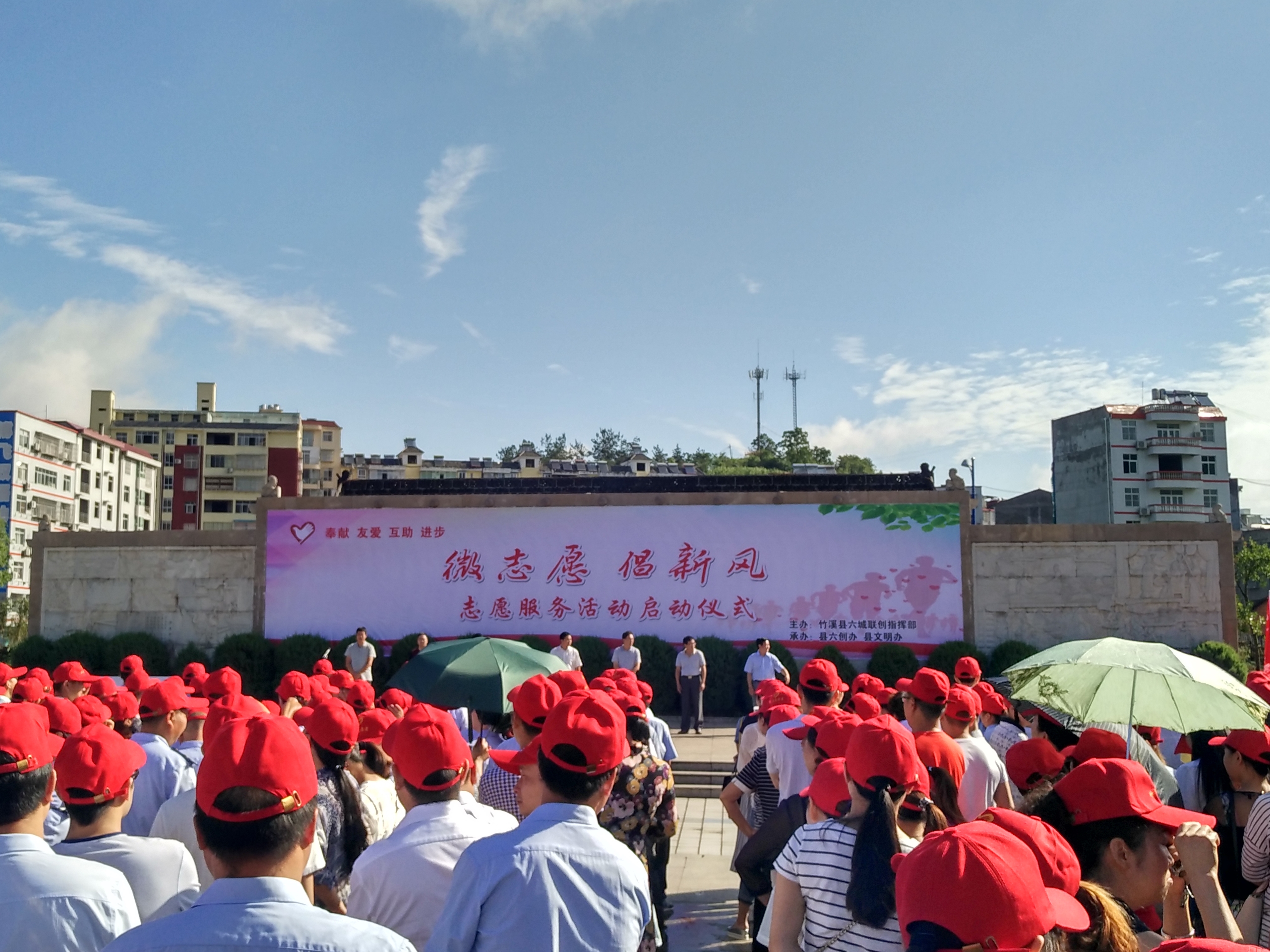 县中医院深入开展“微志愿 倡新风”志愿者服务活动