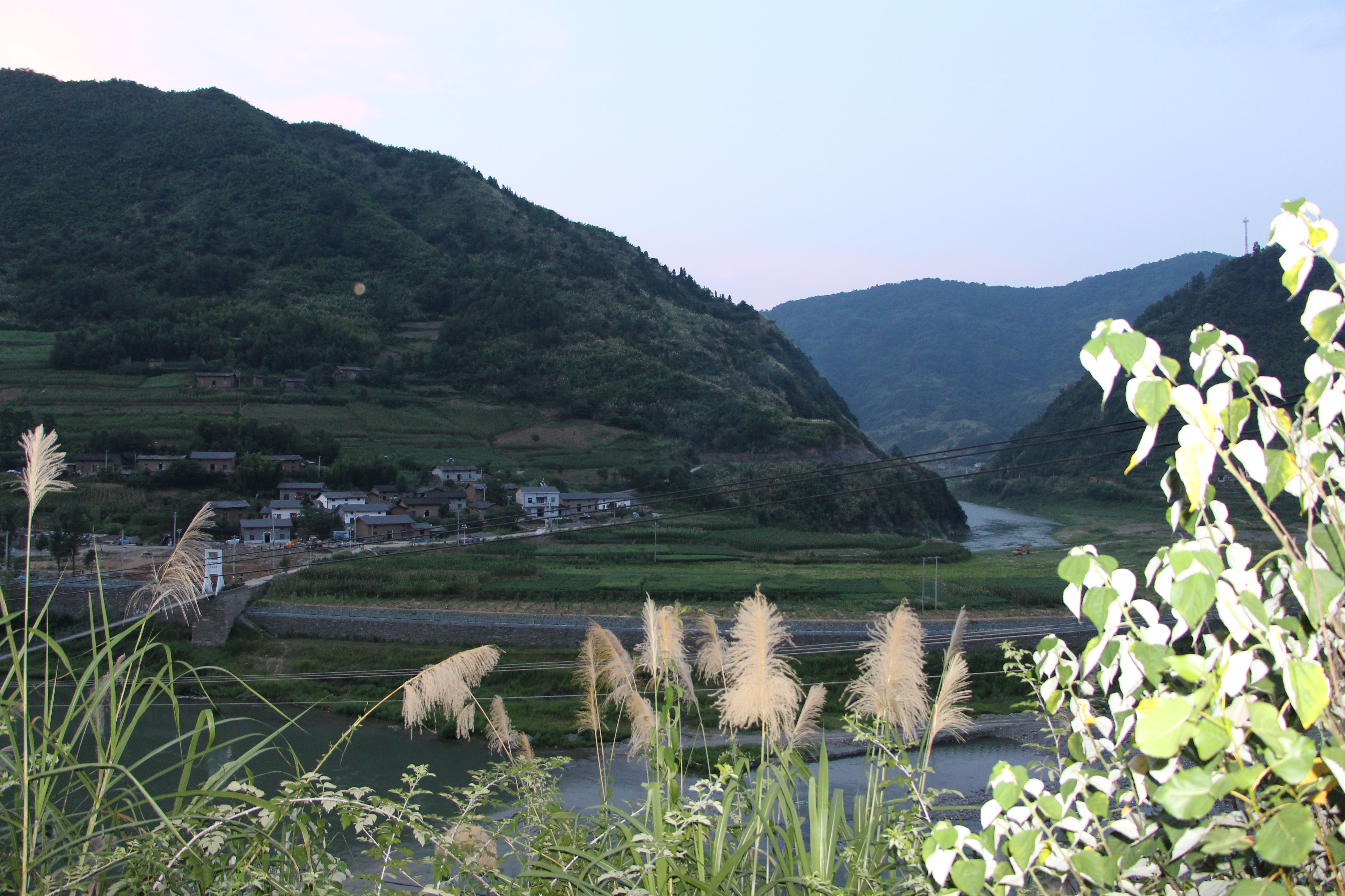 13.登高村，山青水秀，清新味儿、山泉味儿、泥土味儿相伴，偶尔闻到大粪、猪屎、鸡屎味儿，虫虫儿爬在嫩叶上，才知道吃下去、