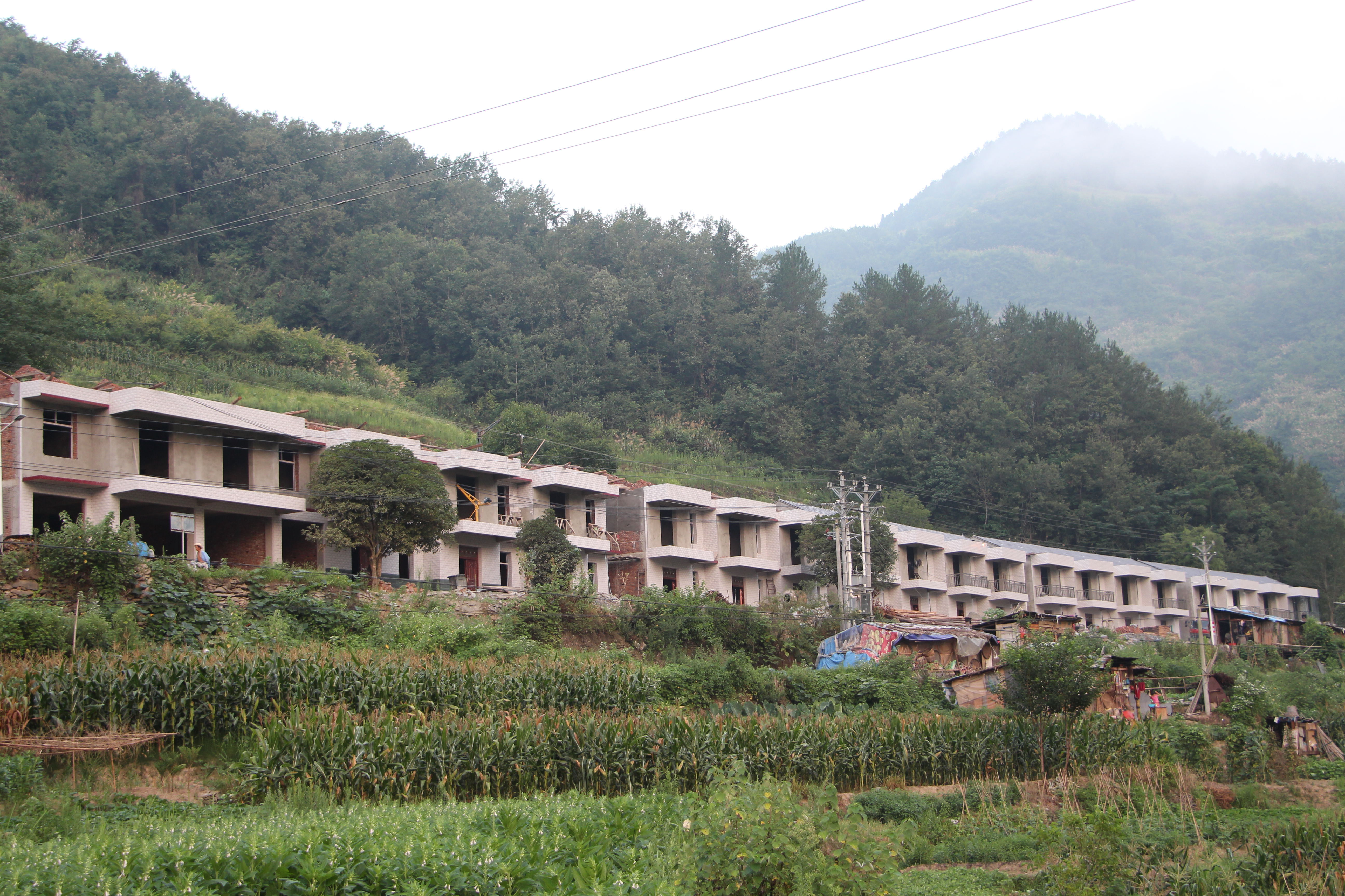 3.登高村有342户1075人，计划对208户689人实施易地扶贫搬迁。图为登高村2组柏家坝安置点，预计2个月后全部完工