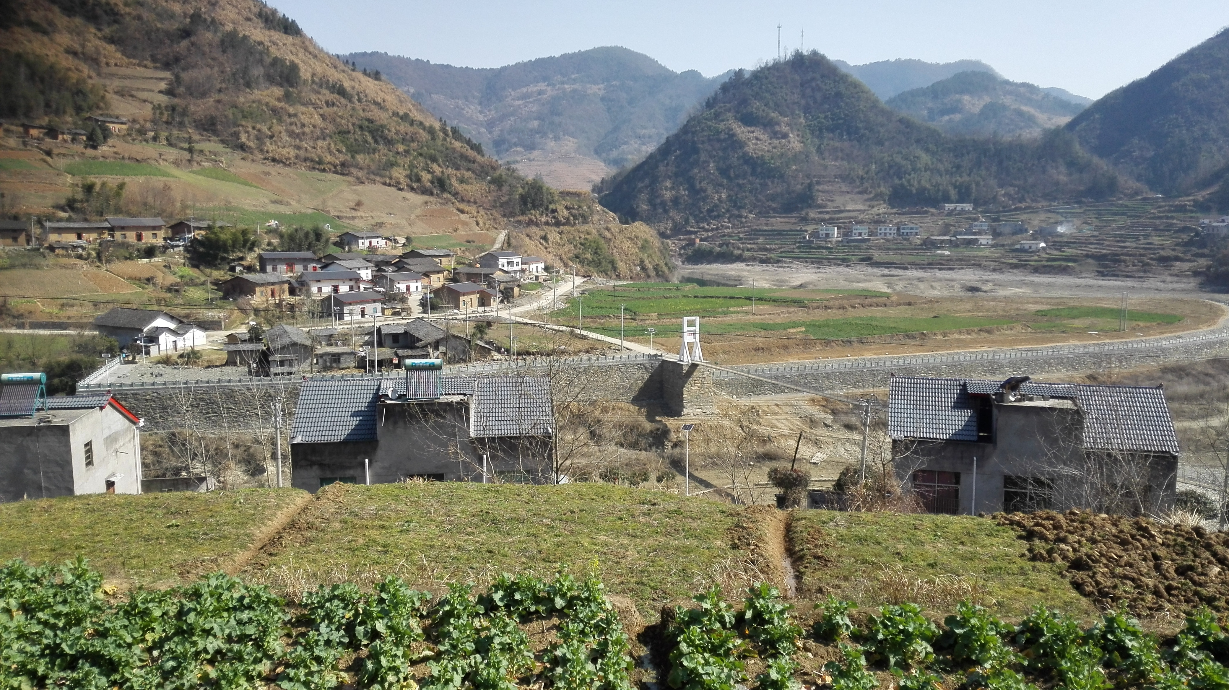 2.我院精准扶贫对口扶贫村兵营镇登高村位于兵营镇西北角，距镇政府10公里，距县城78公里。拍摄时间：2016年2月27日