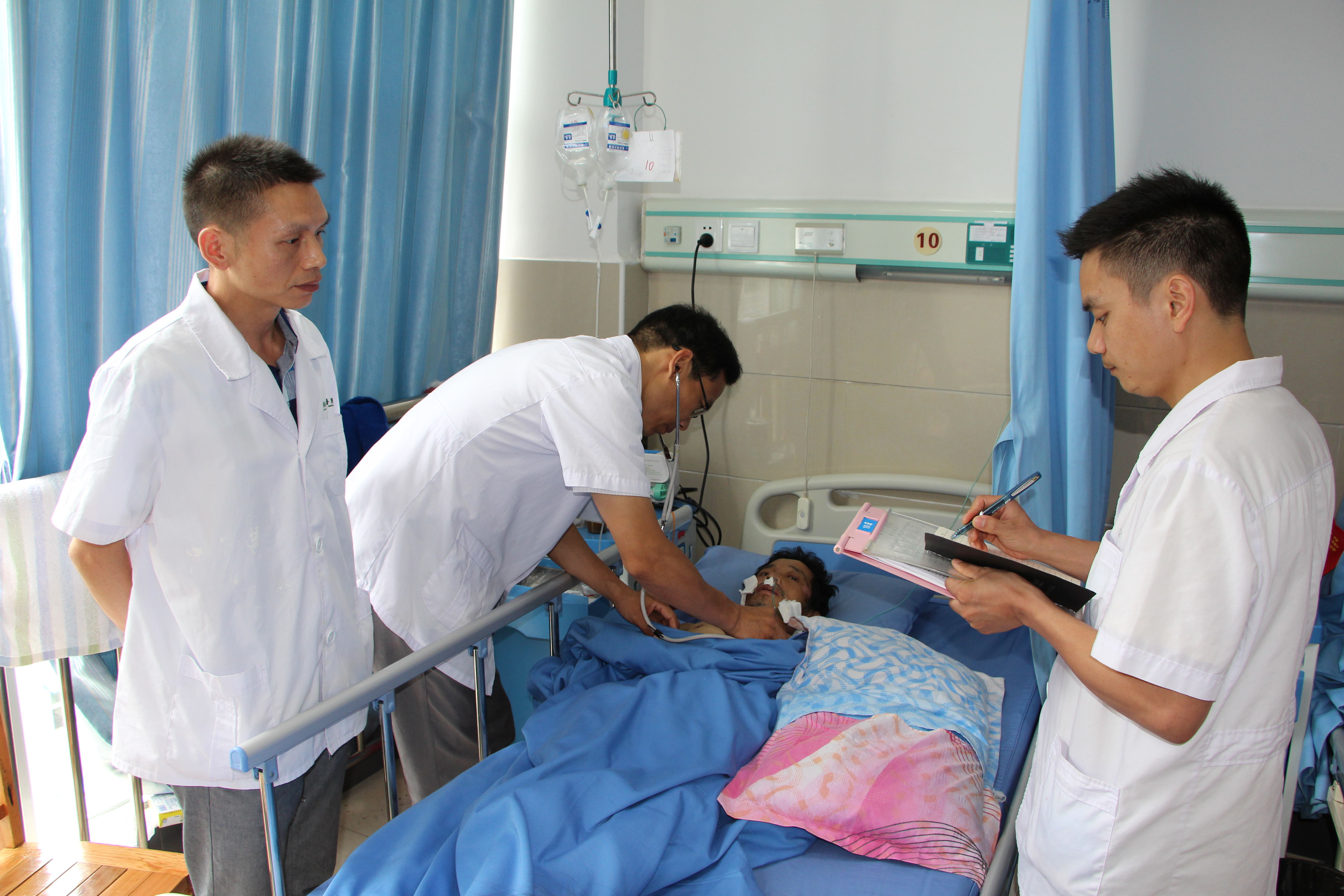 王主任查房(1).jpg