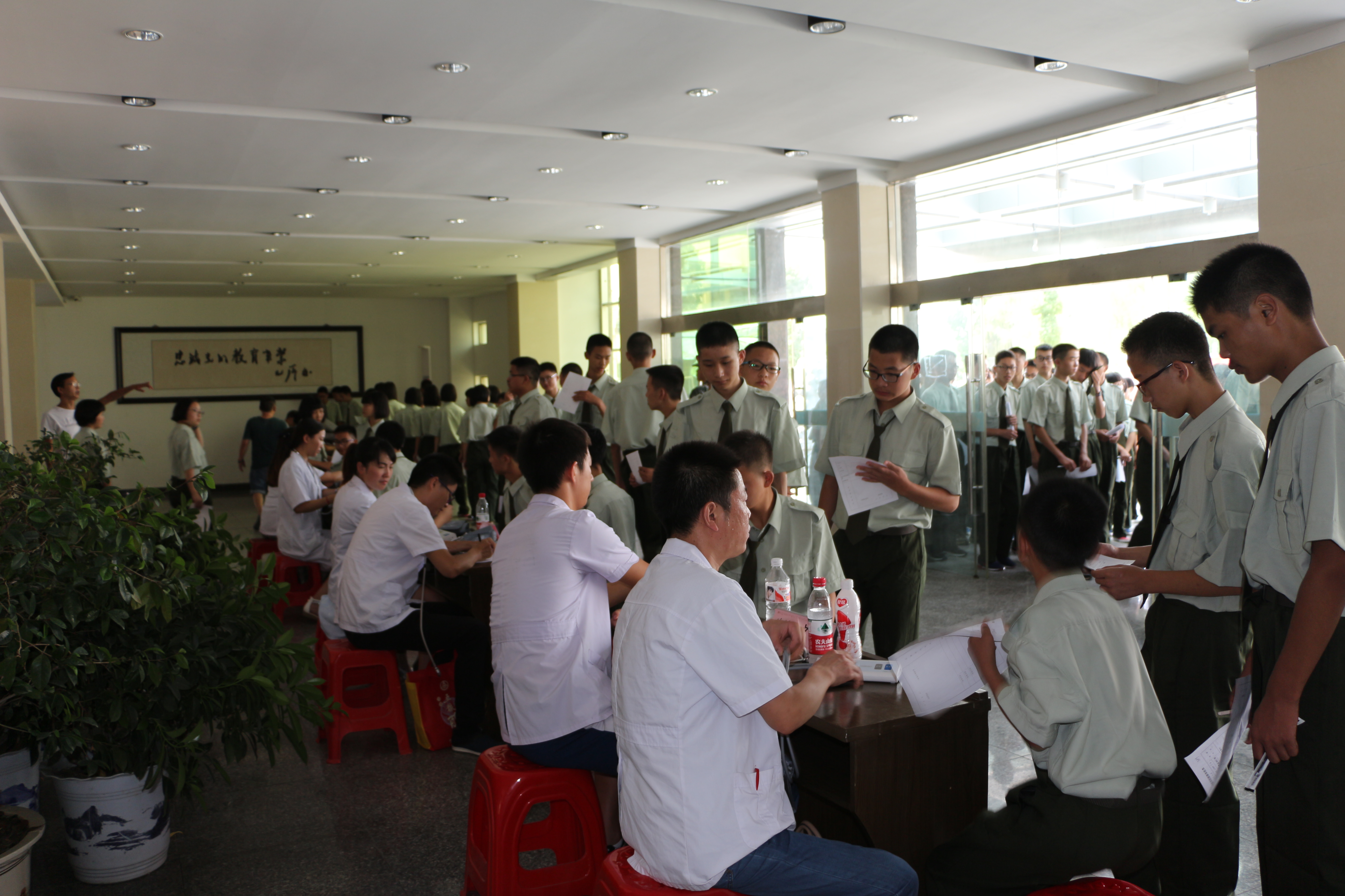 县中医院深入一中校区开展2016年新生体检工作