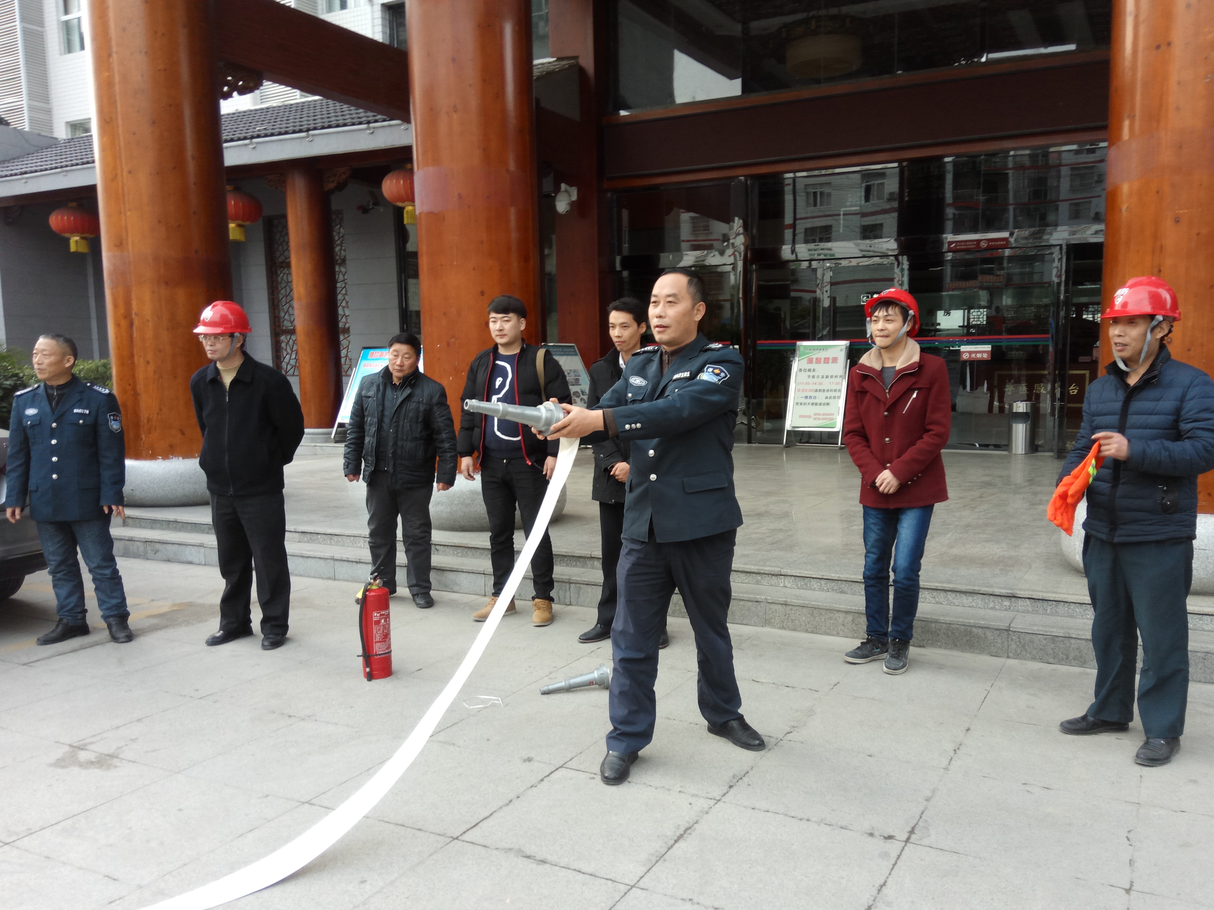 县中医院组织实战化消防操作培训和防火演练