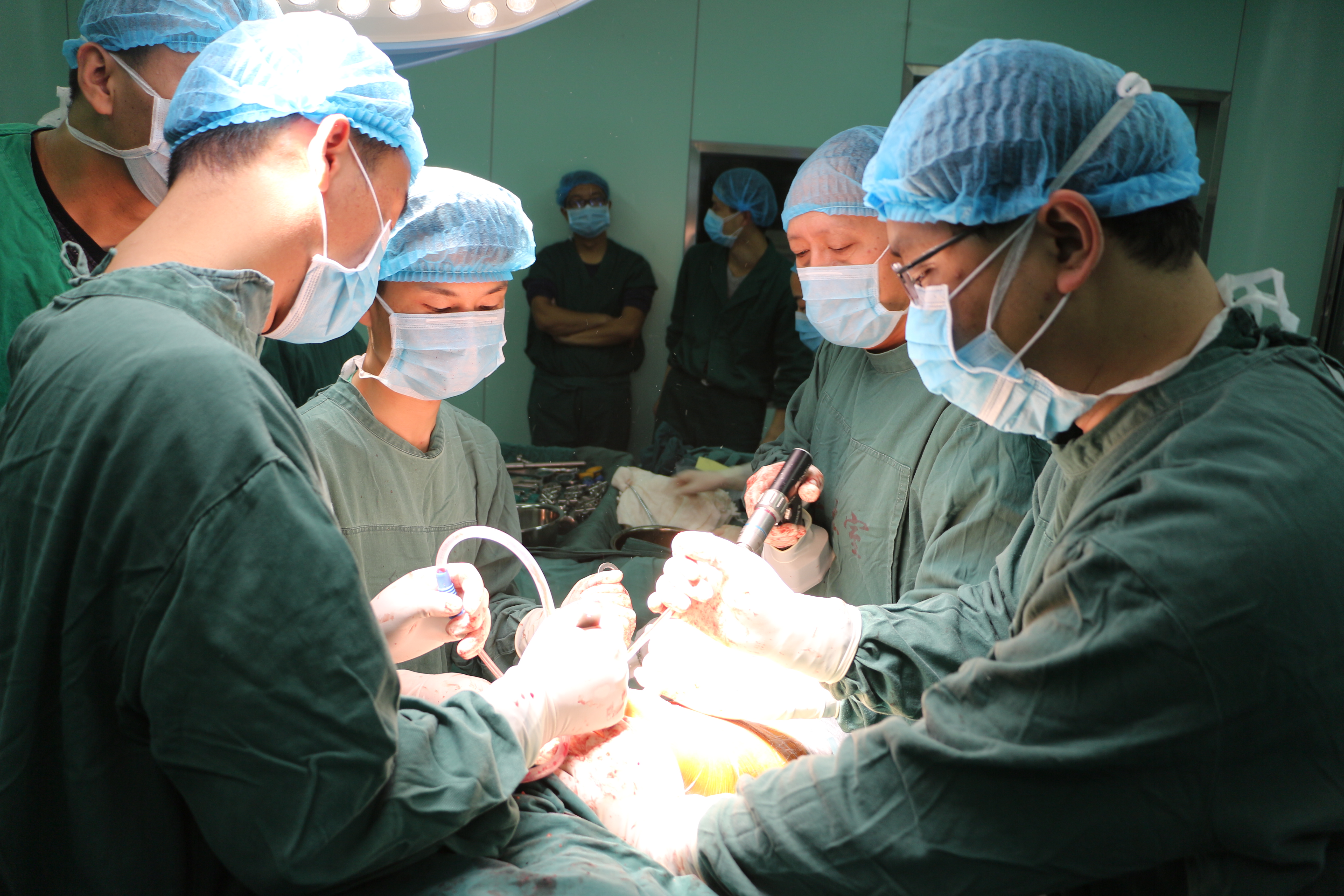 县中医院微创置换人工关节术让患者大病不出县