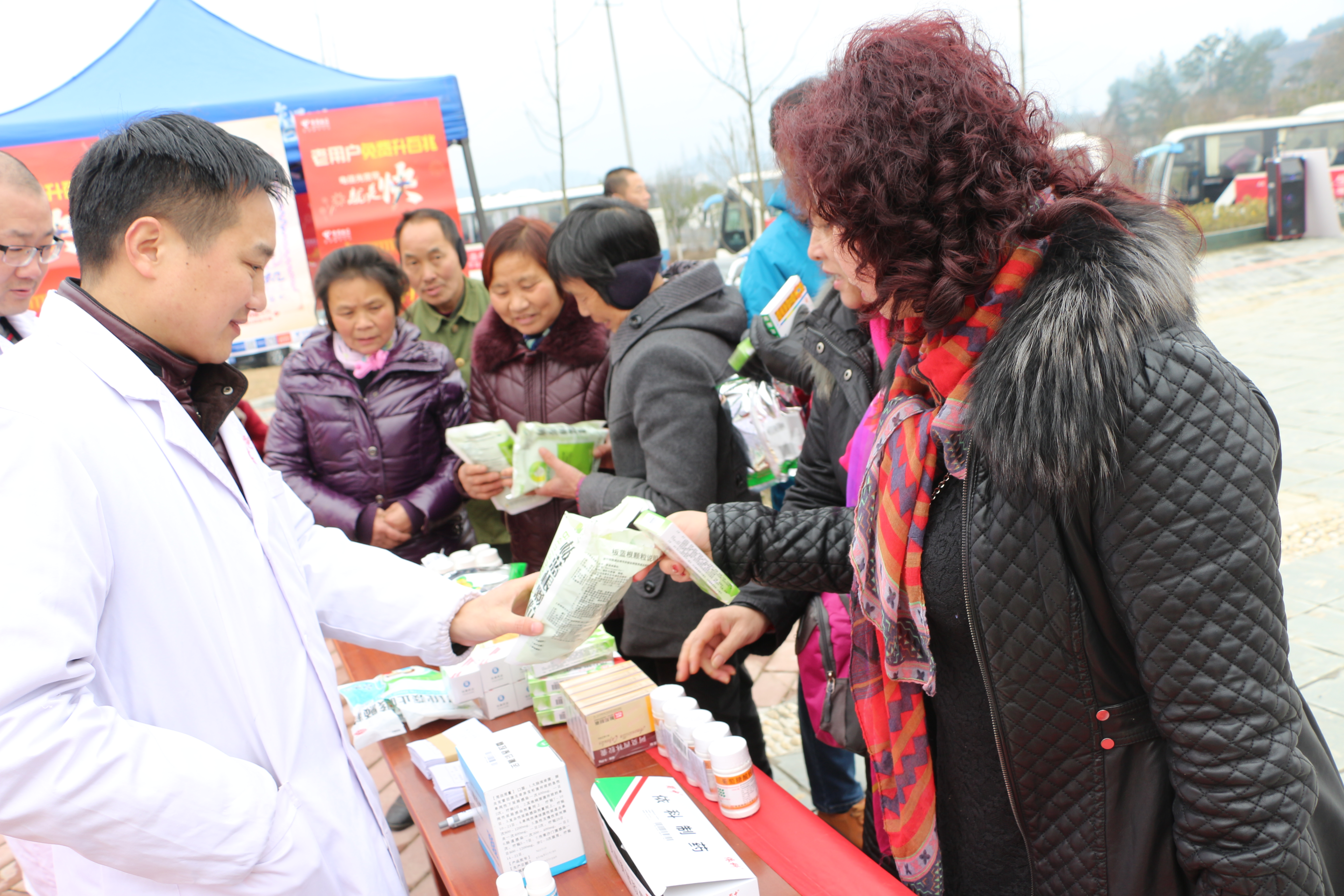 “健康龙坝杯”第三届网友节活动掠影④：送健康