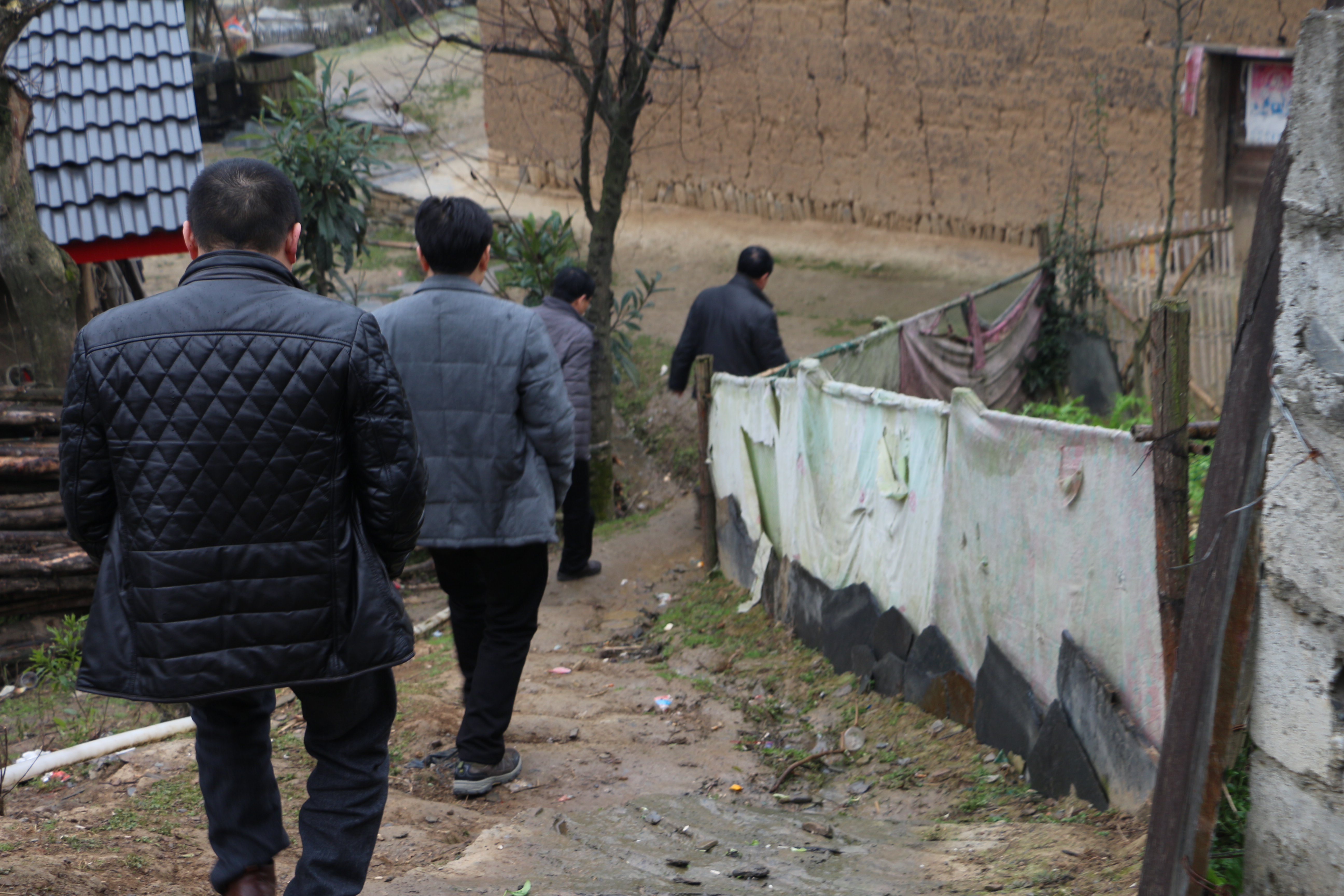 细雨润物无声 扶贫慰问有情             —县中医院春节前慰问登高村贫困户