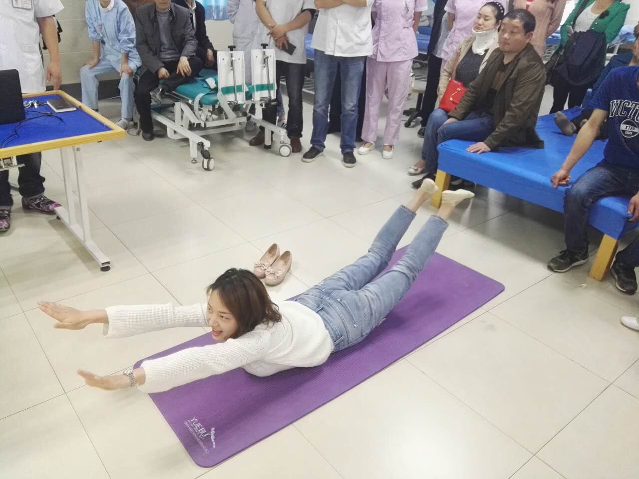 腰椎病预防动作要领演示 (3).jpg