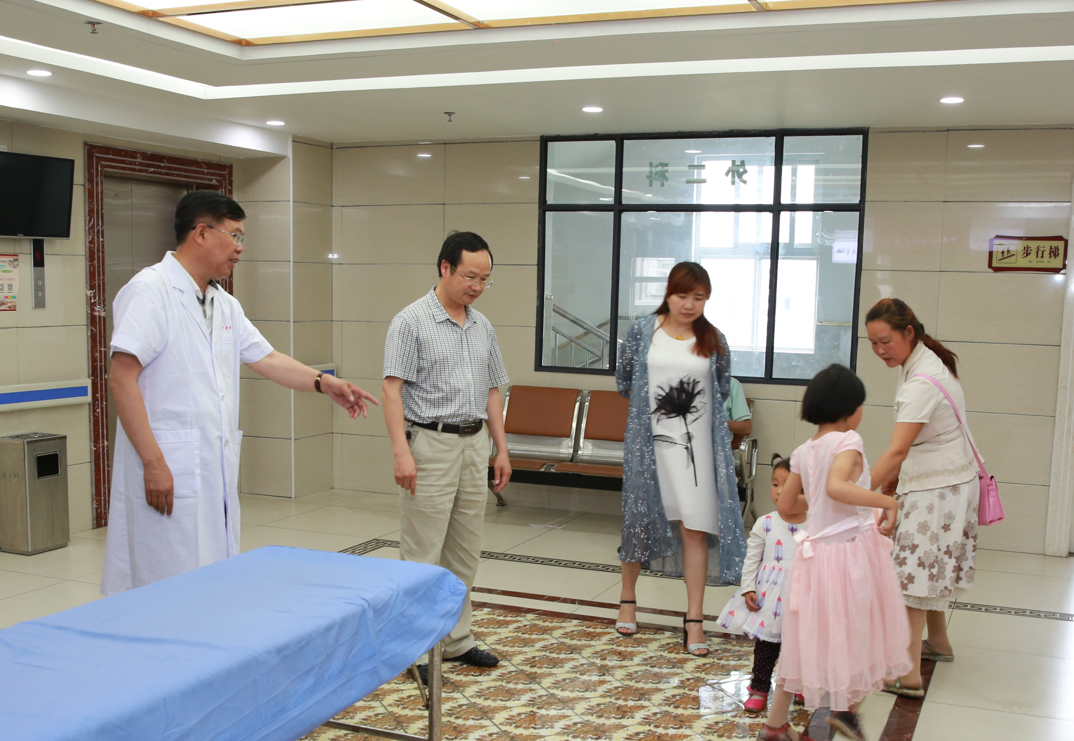 徐本明主任对患儿进行行走测试4.jpg