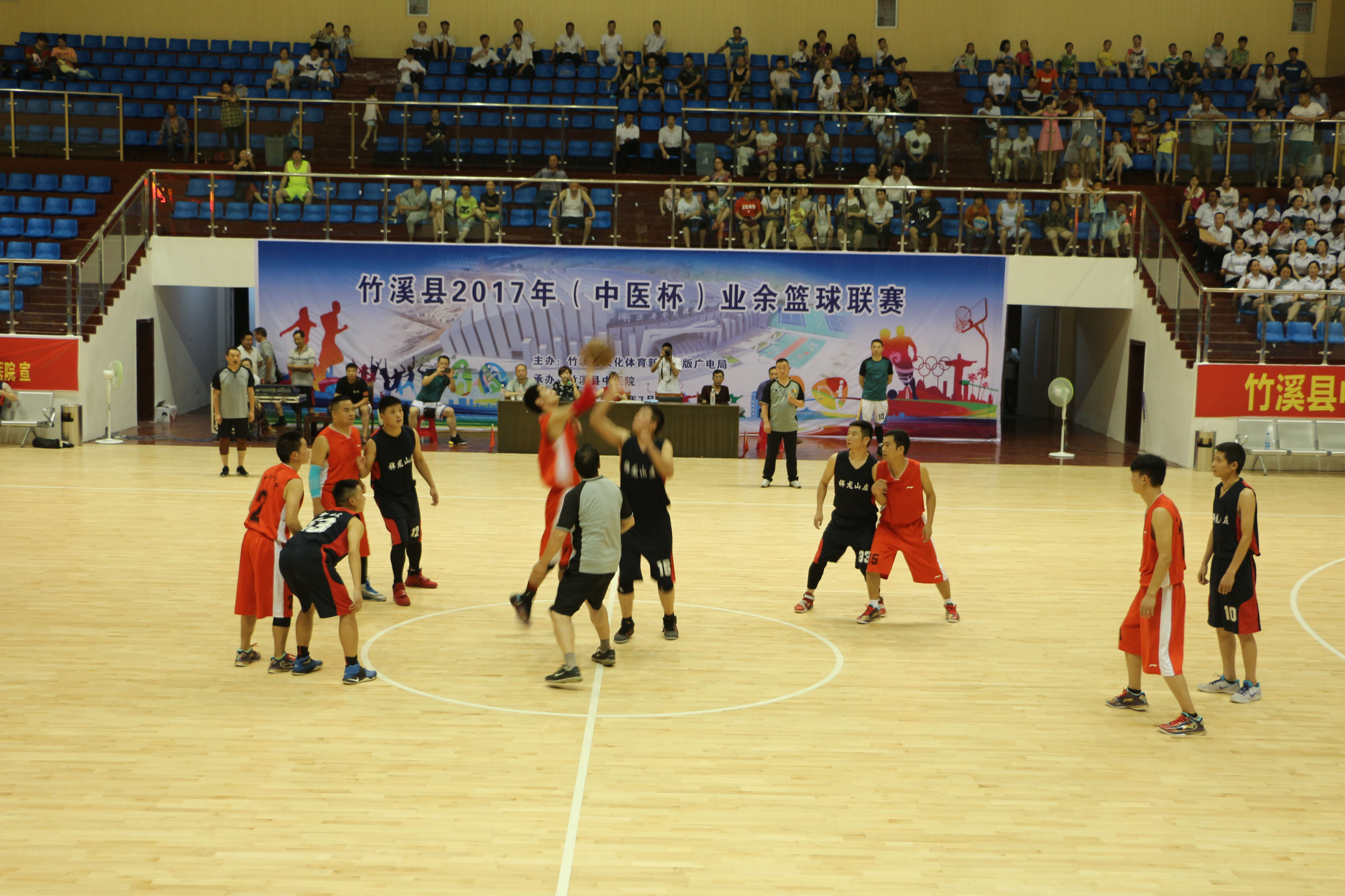 县中医院和祥龙山庄展开首轮赛事.jpg