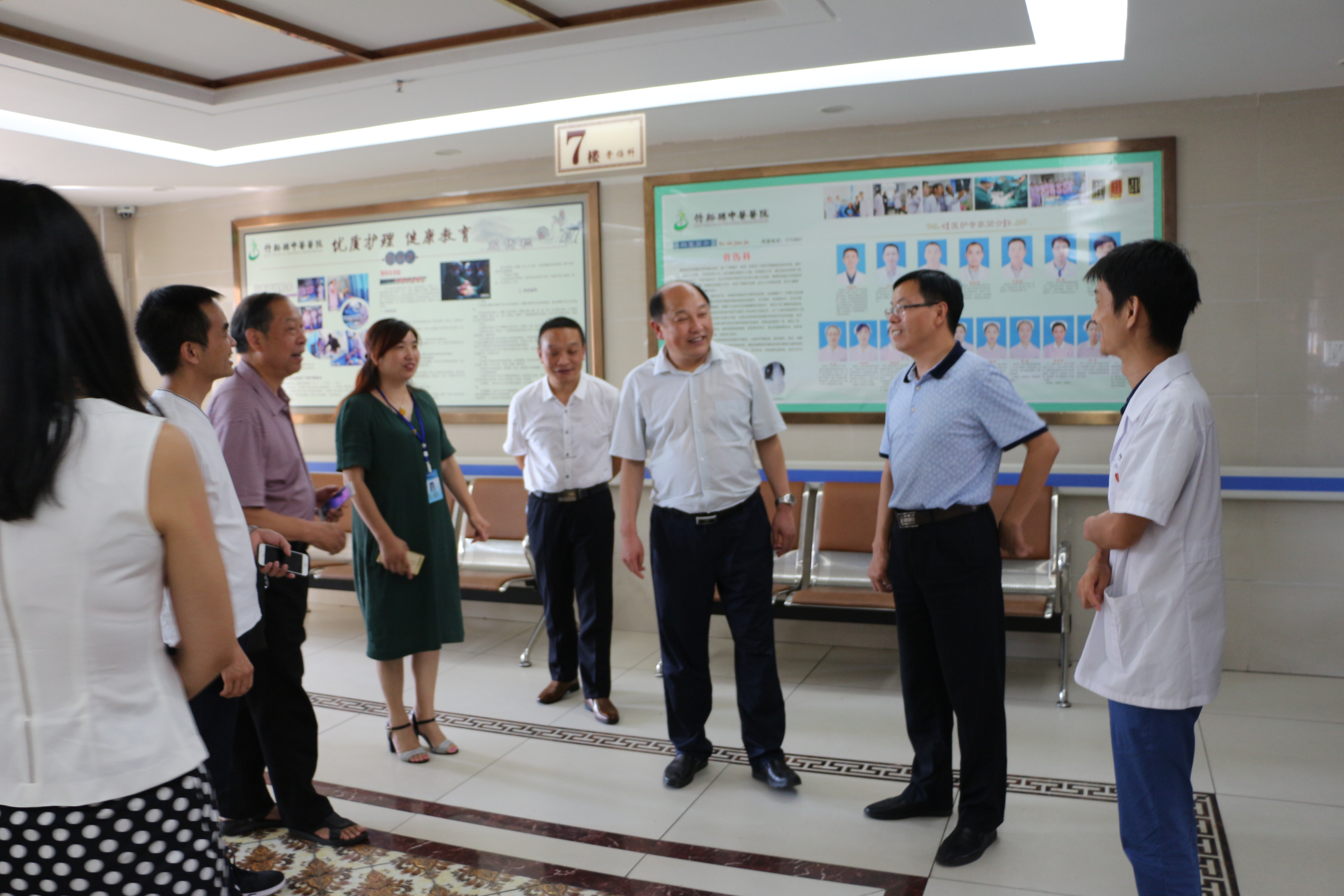 参观骨伤科.JPG