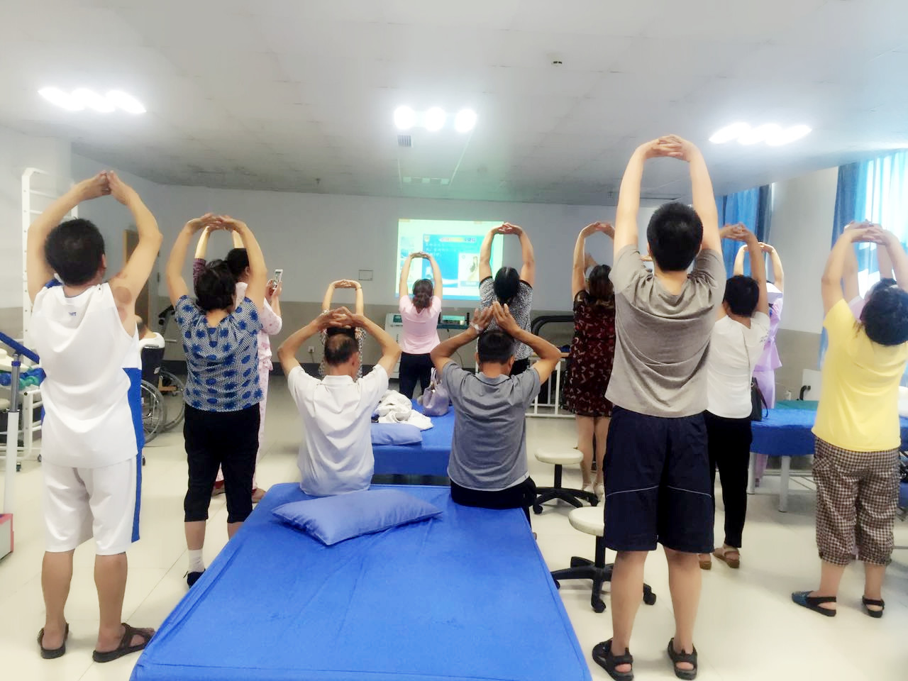 县中医院免费为患者教学颈椎保健操