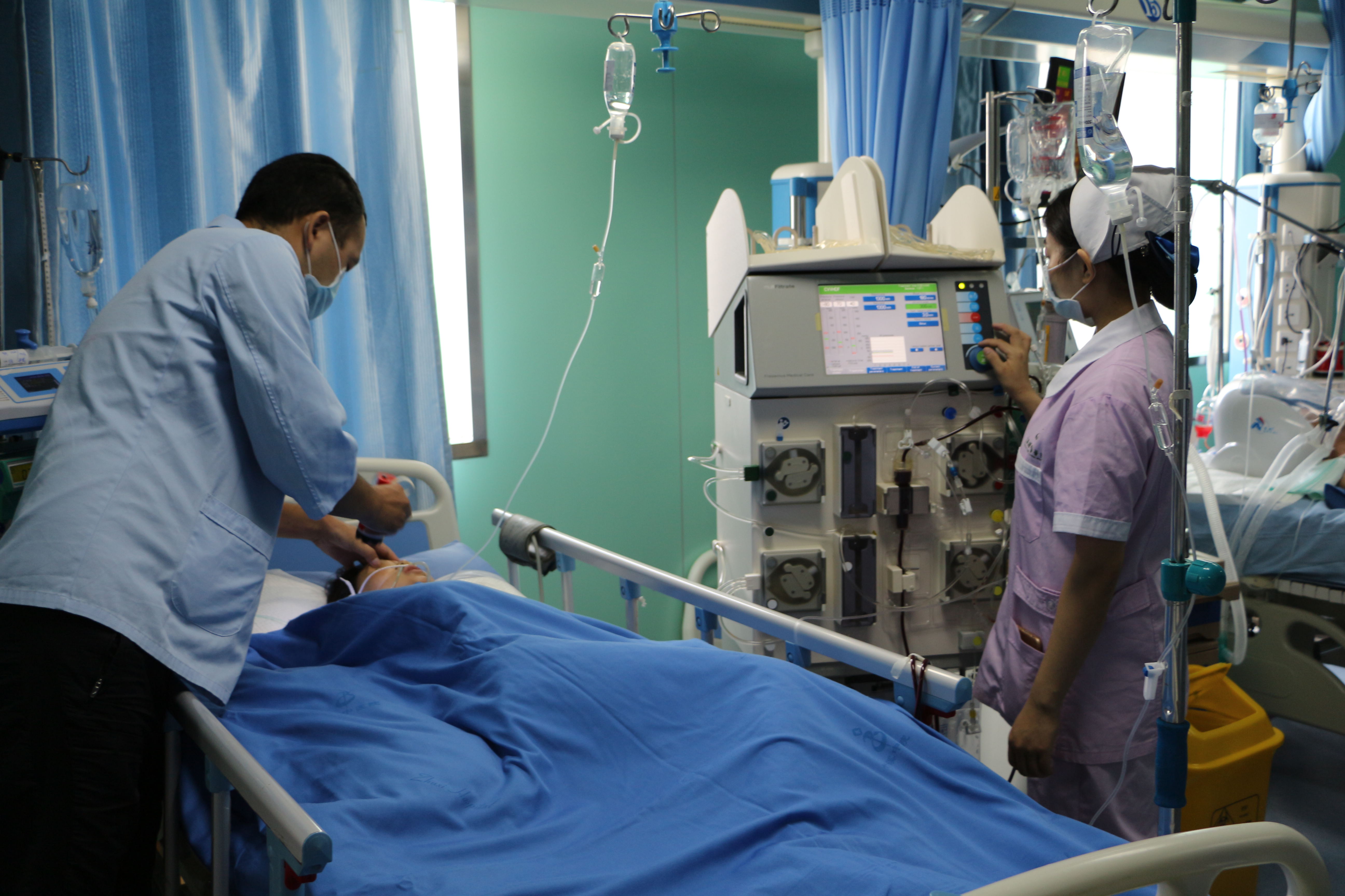 县中医院：夫妻赌气服毒自杀 紧急抢救起死回生