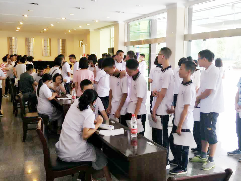 县中医院切实做好县一中2017年新生体检工作