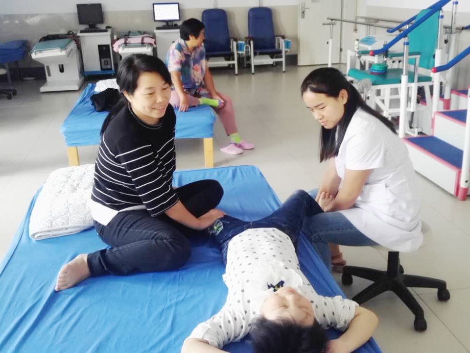 县中医院首位脑瘫患儿满意出院