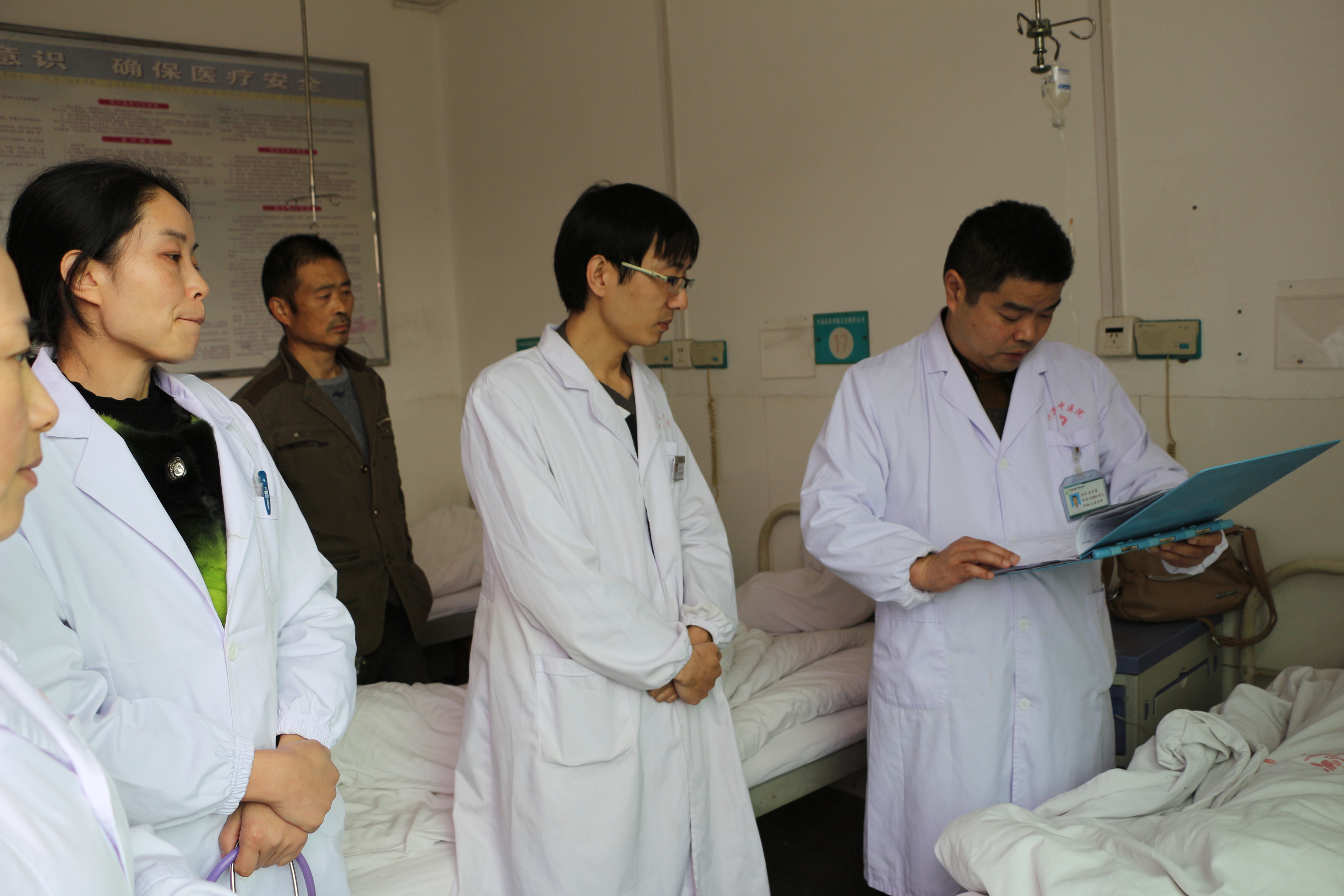 一名疑似胰腺炎患者查看病情 (2).JPG