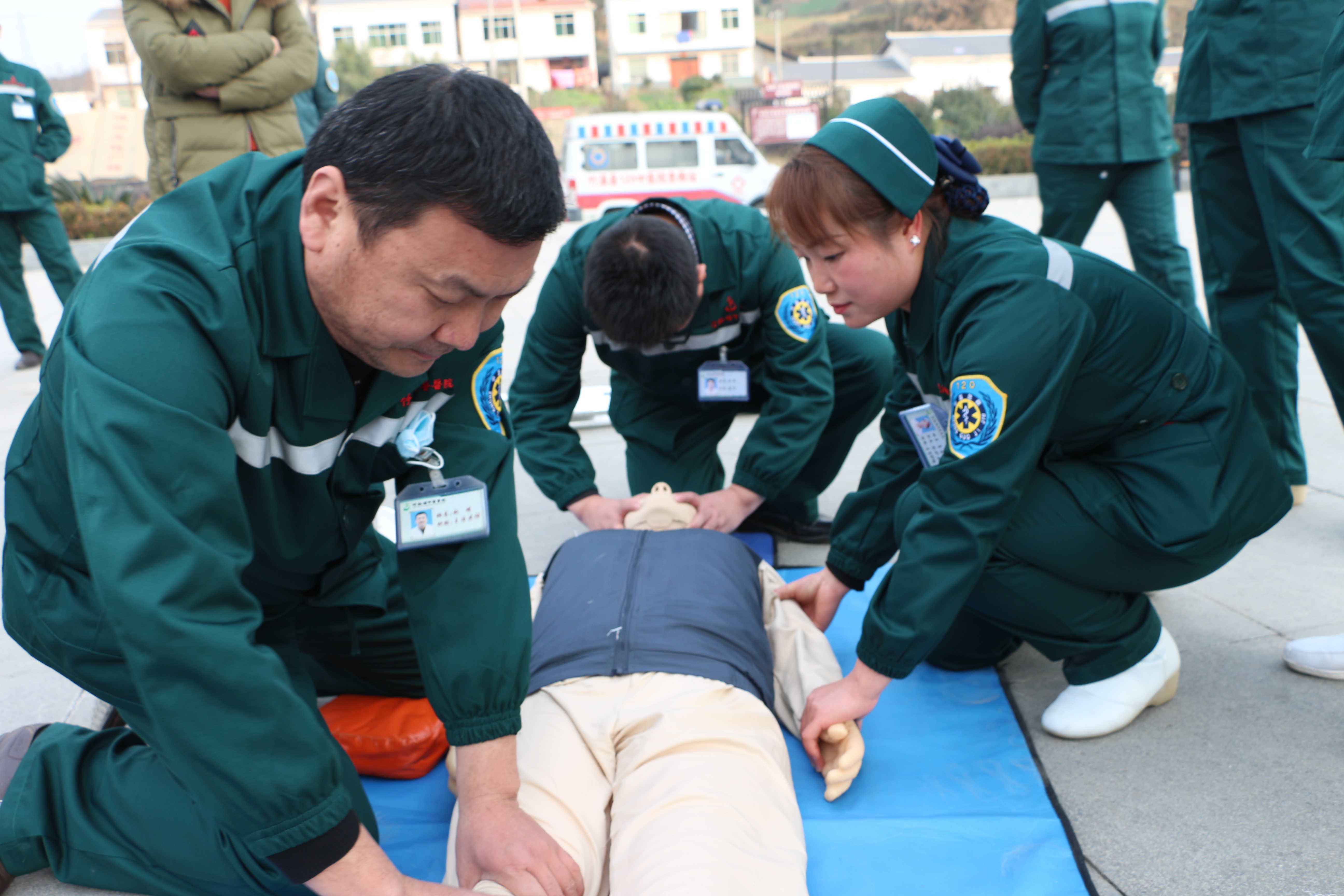 急救小组对外伤患者进行评估.JPG