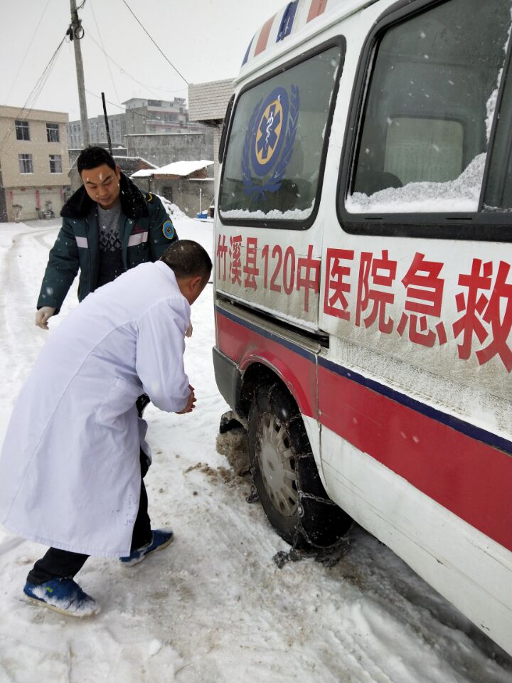 医护人员给车辆安装防滑链.jpg