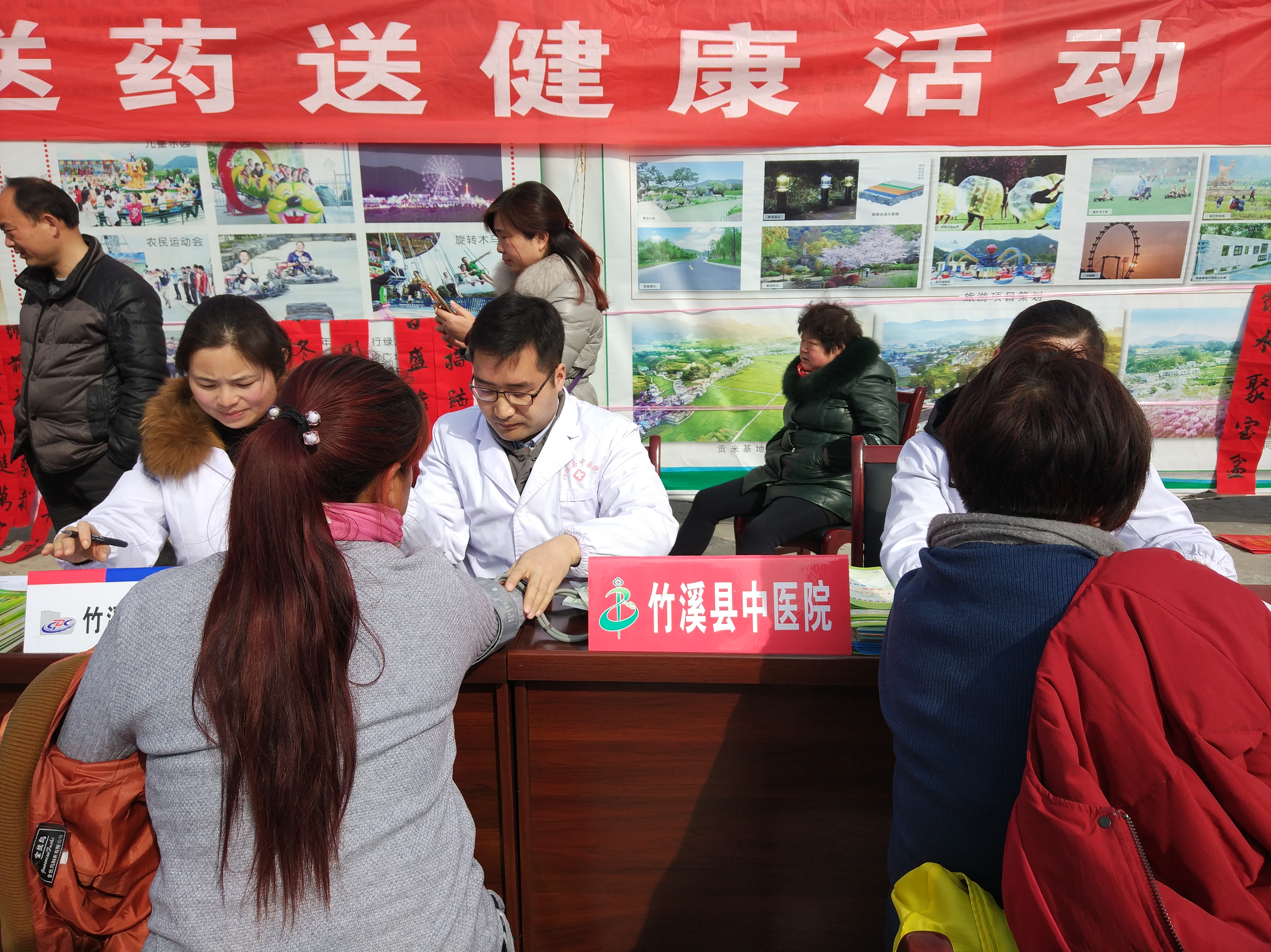 县中医院开展送医送药送健康活动