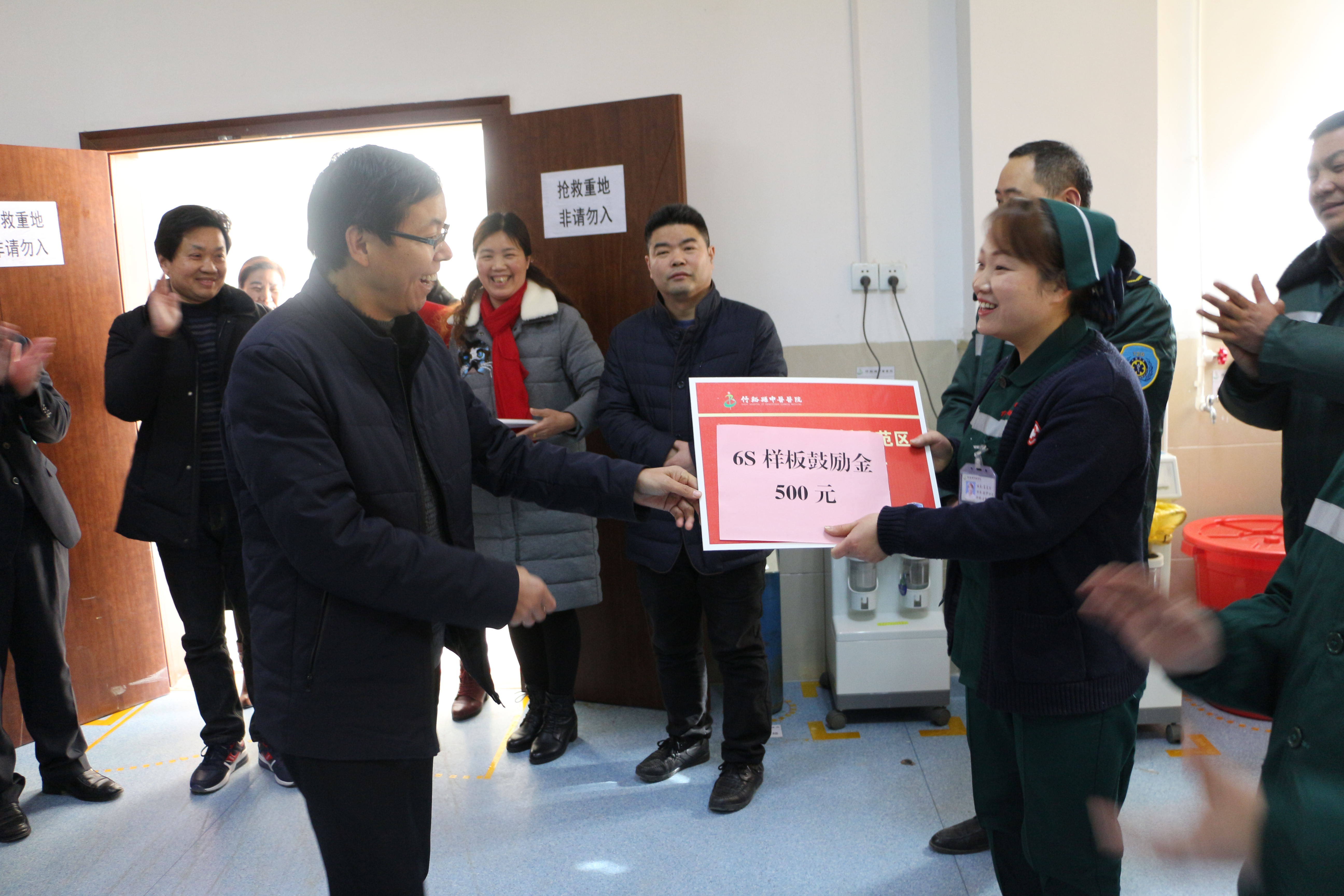 院长朱海政为急危重症医学科样板示范区颁奖(1).jpg