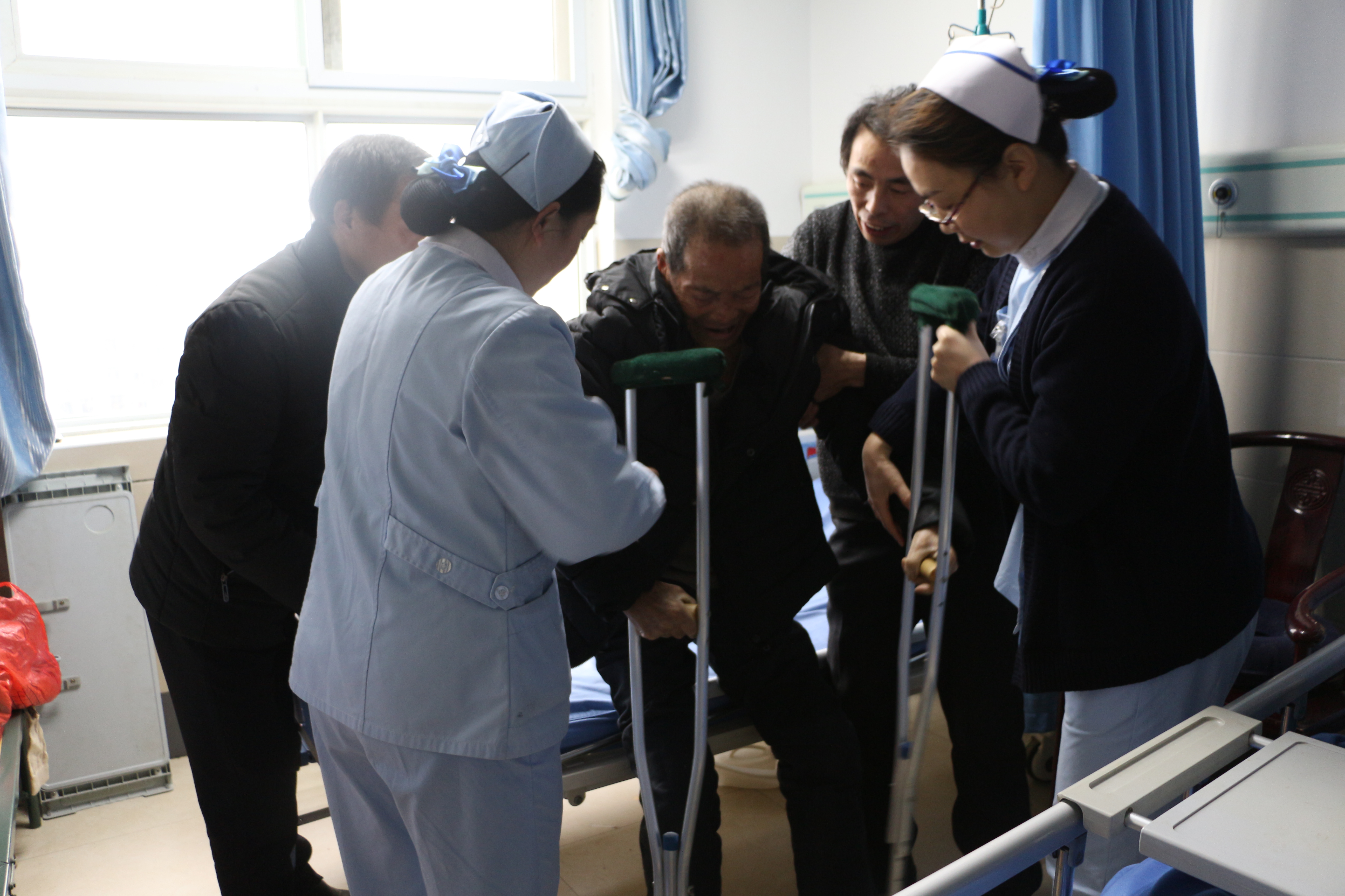 医护人员和家属的搀扶下床.JPG