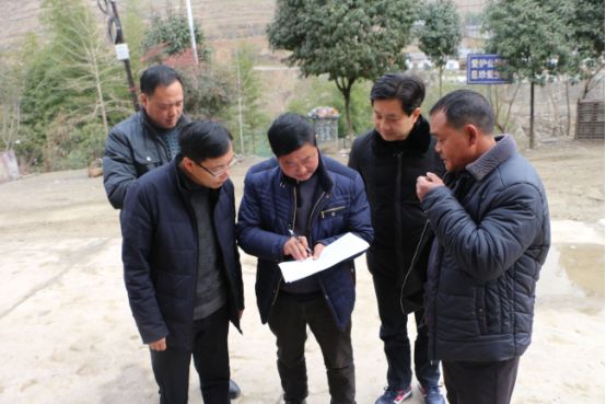 县中医院春节前慰问登高村贫困户