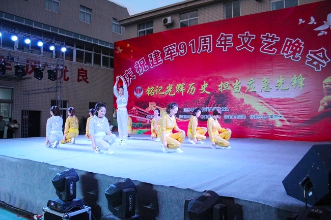 县中医院和县消防队联合举办庆“八.一”联欢晚会