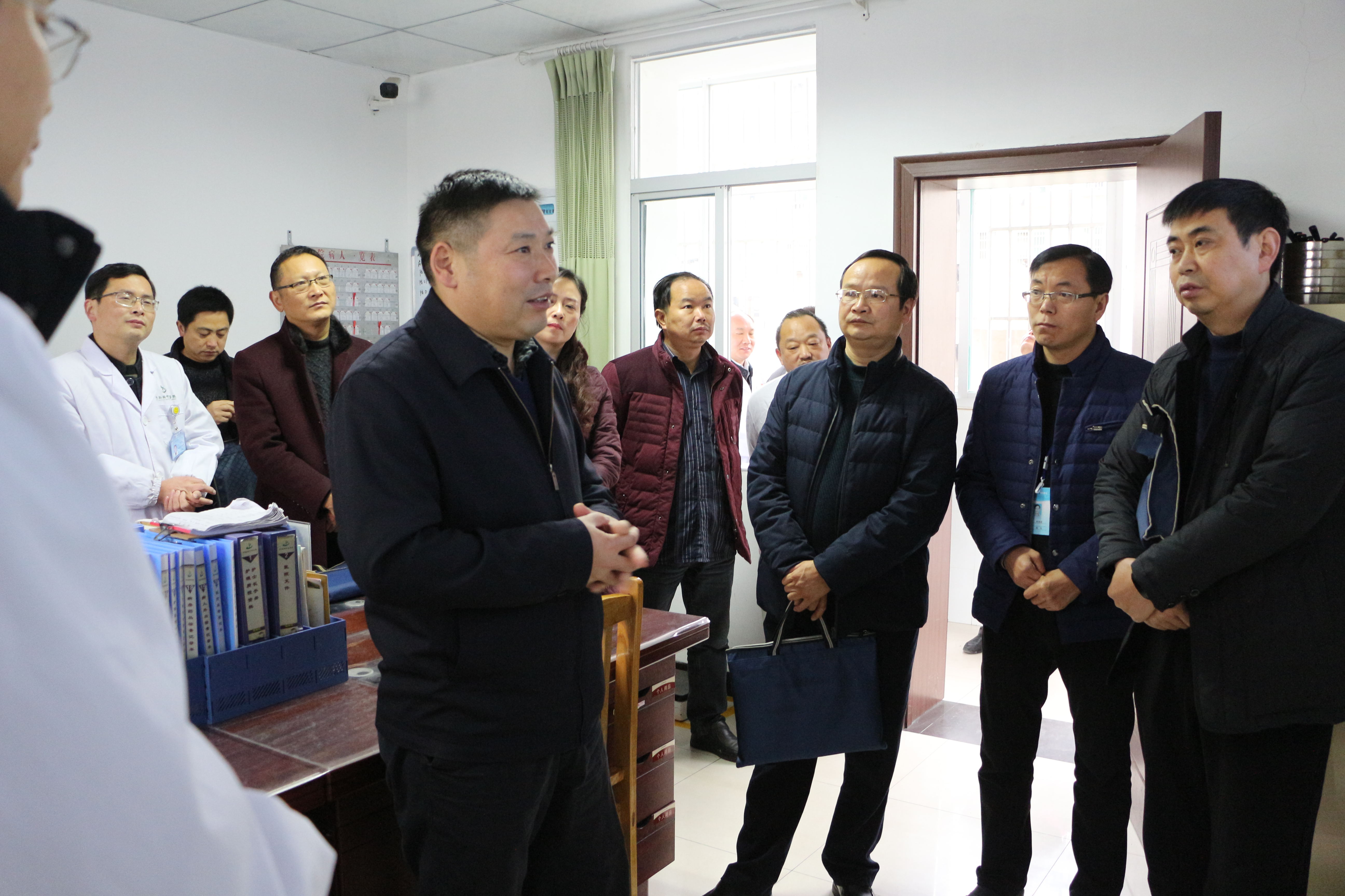 县委书记余世明：他们是最需要被关怀的人