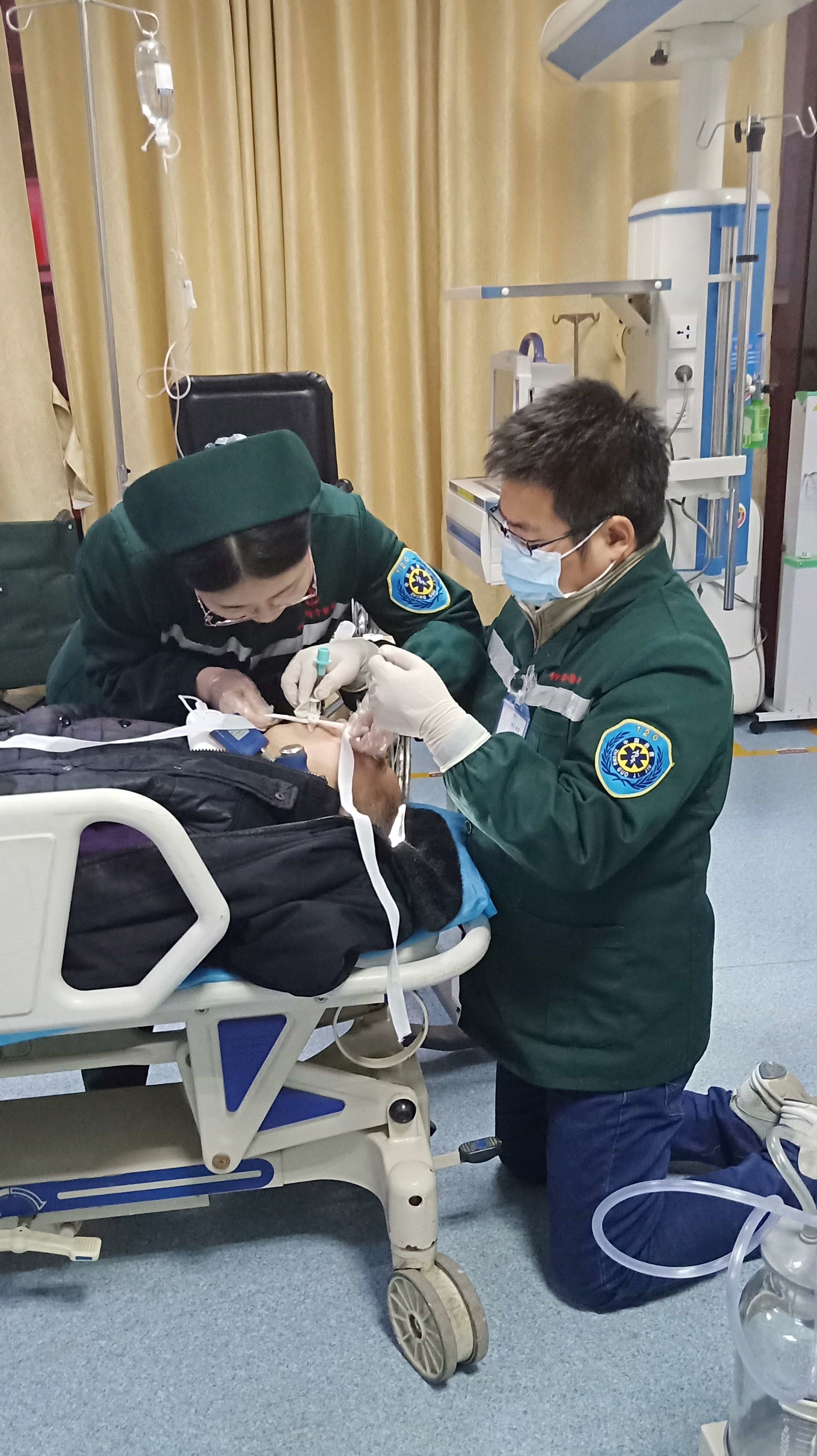 俯下身子为患者点燃生命希望