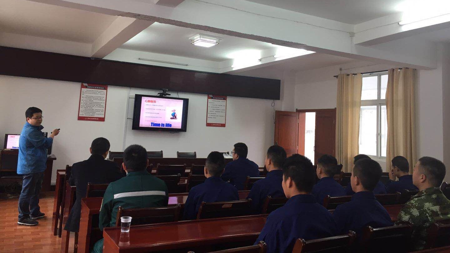 县中医院将急救知识和技能送进消防大队