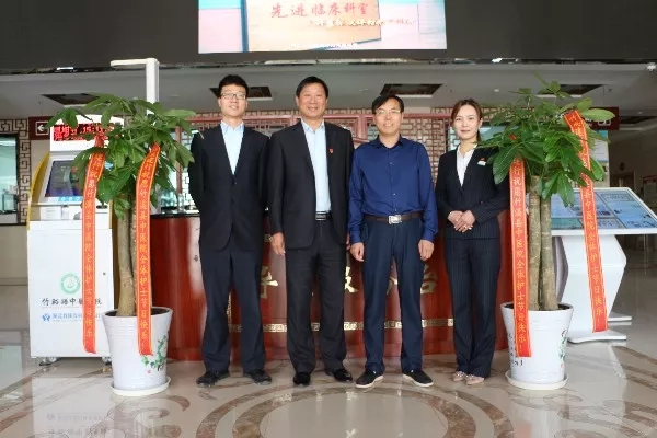 竹溪建行行长何烈为我院护士送上节日祝福