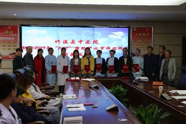 形式多样庆节日 白衣天使展风采