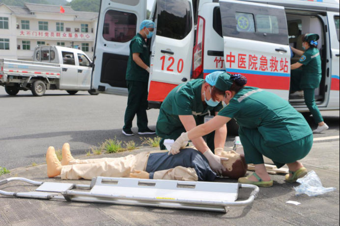 平时多练兵战时少流血-县中医院联合县120指挥中心开展应急救援演练以纪念第109个国际护士节