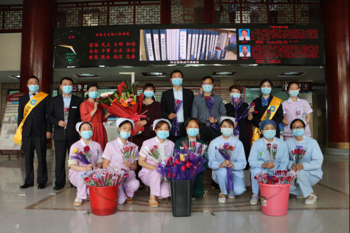 以花献“天使” 情暖中医人-记竹溪县建行5.12护士节为我院护士献花