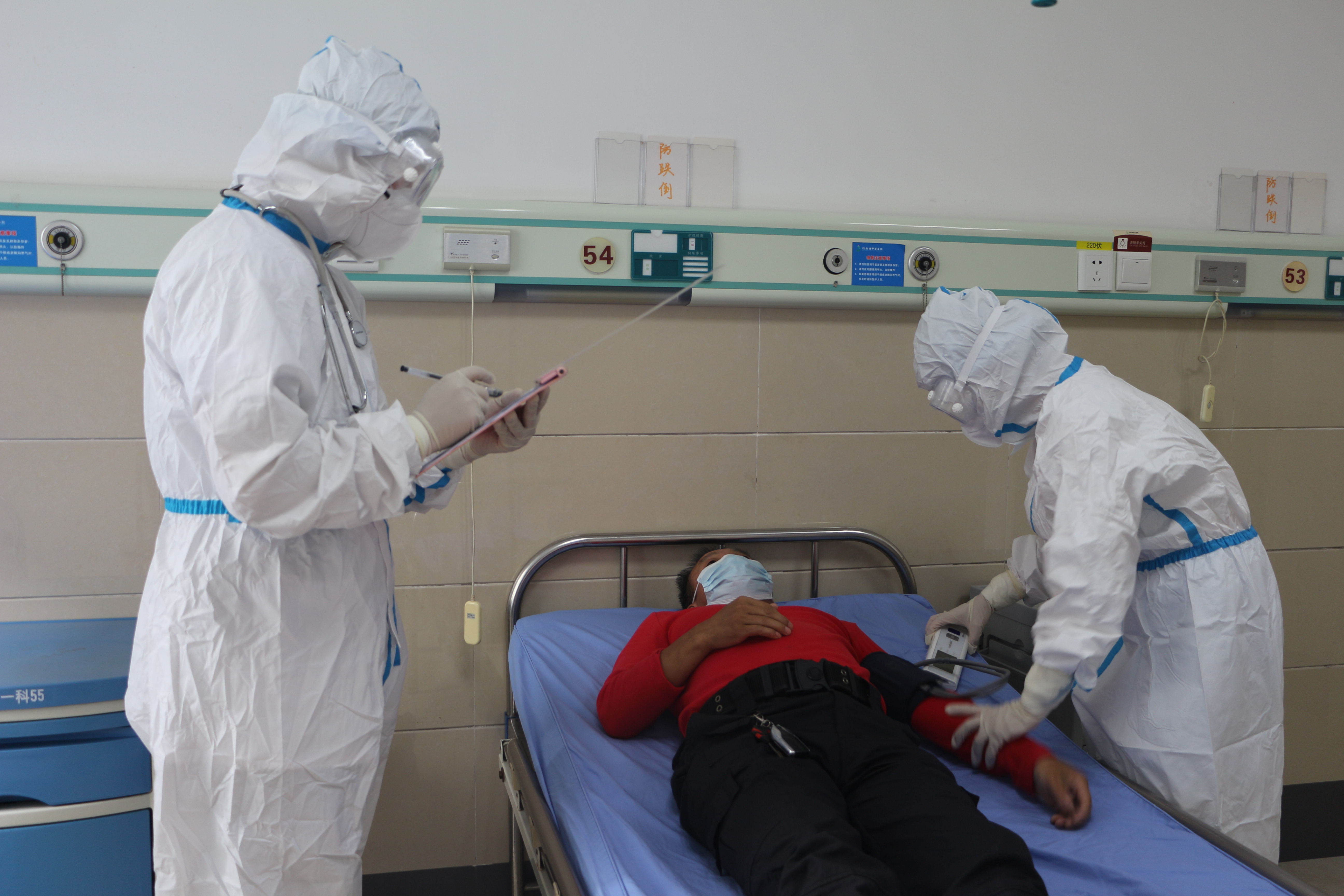 21医护人员为患者检查 (2).jpg