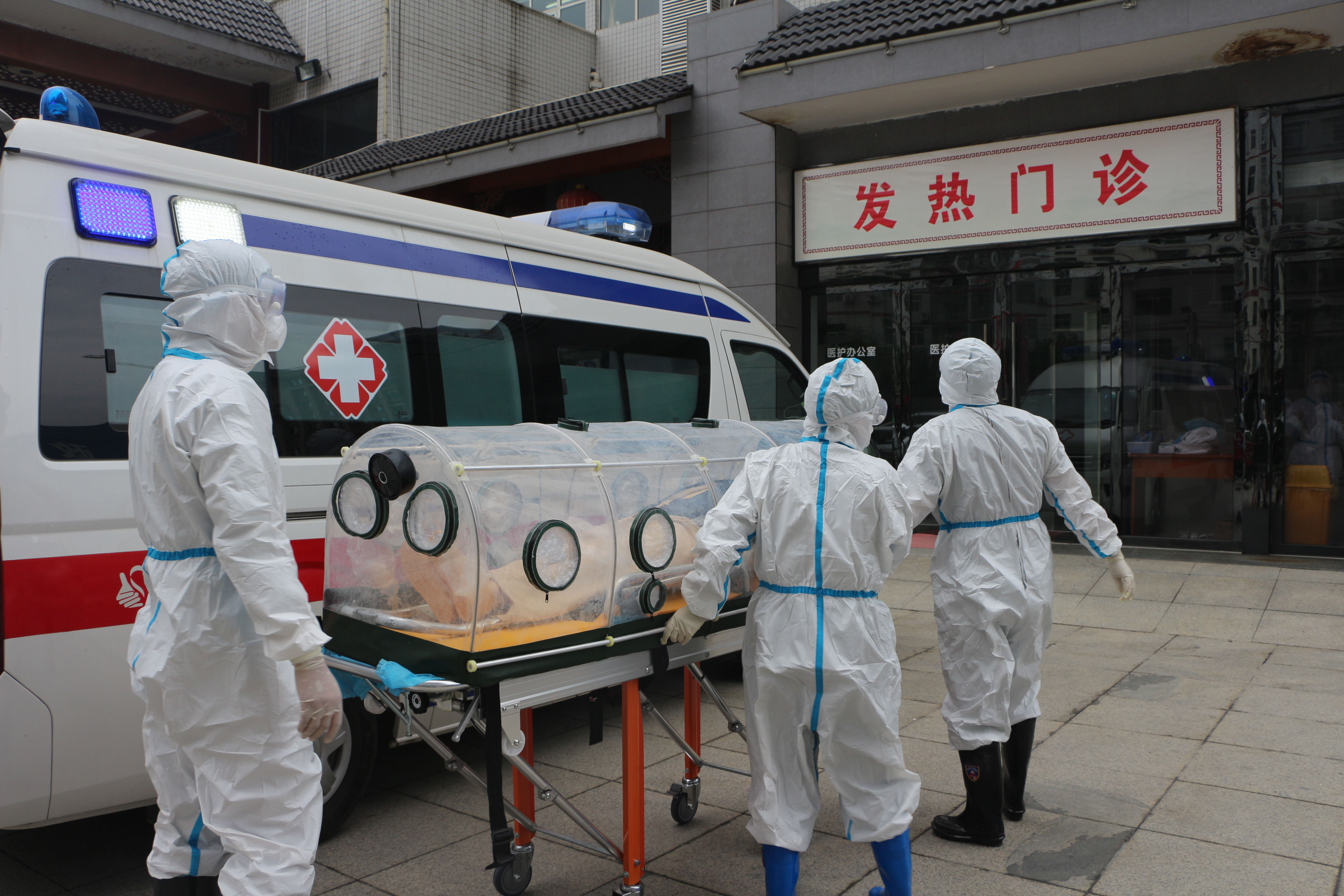9患者转运到发热门诊(1).jpg