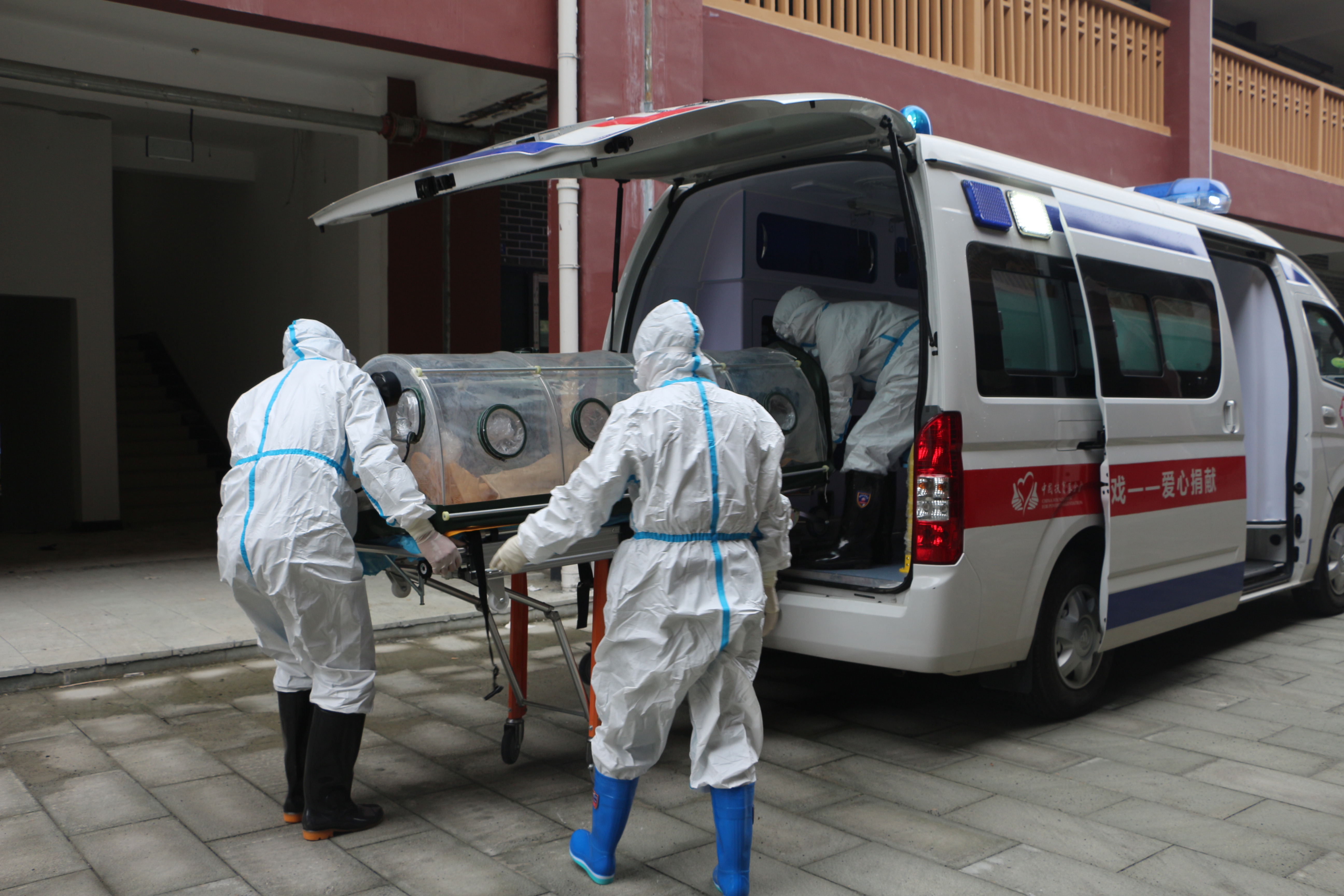 7转运到救护车.jpg