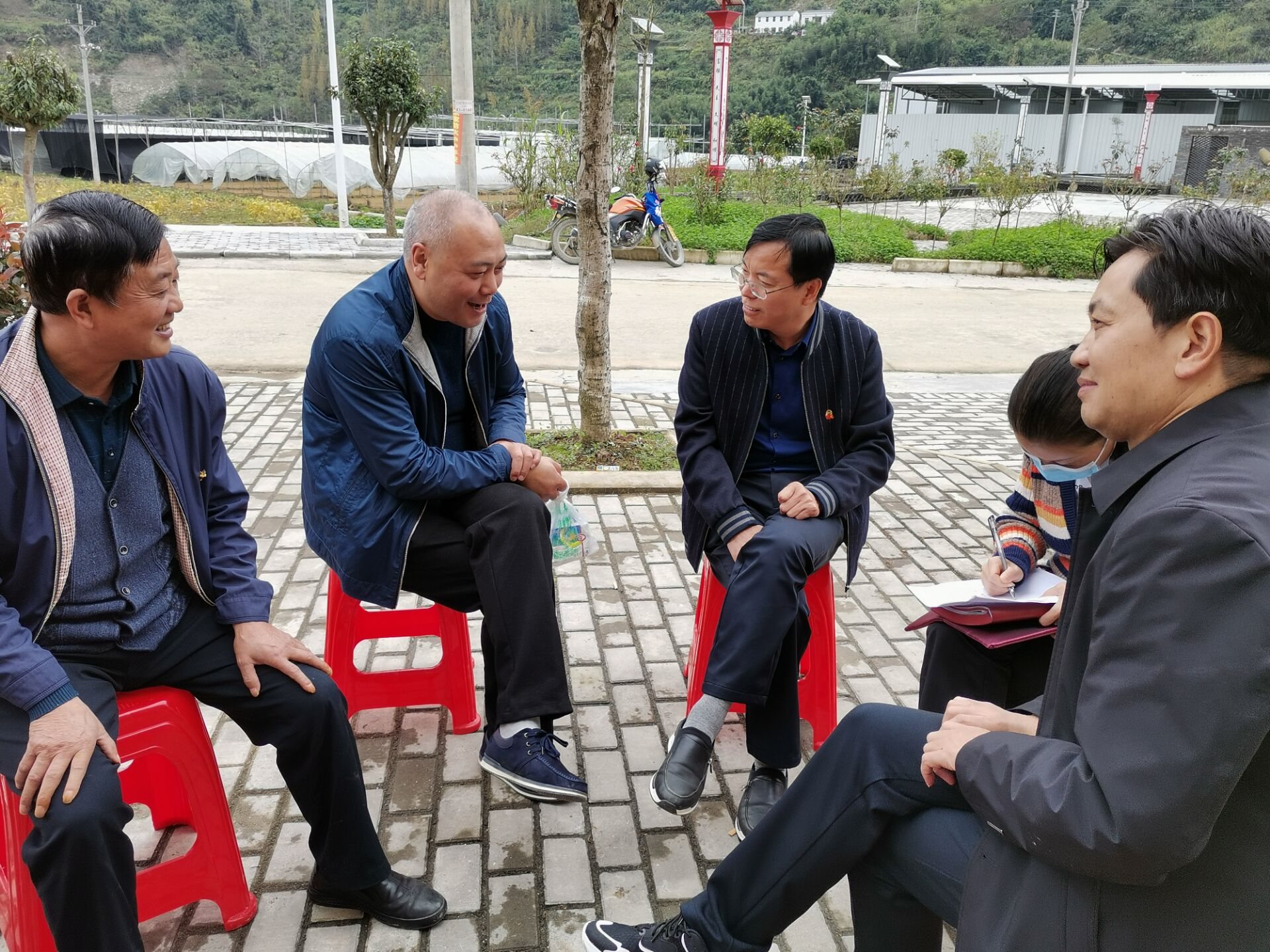 院主要负责人与驻村第一书记和干部谈心.jpg