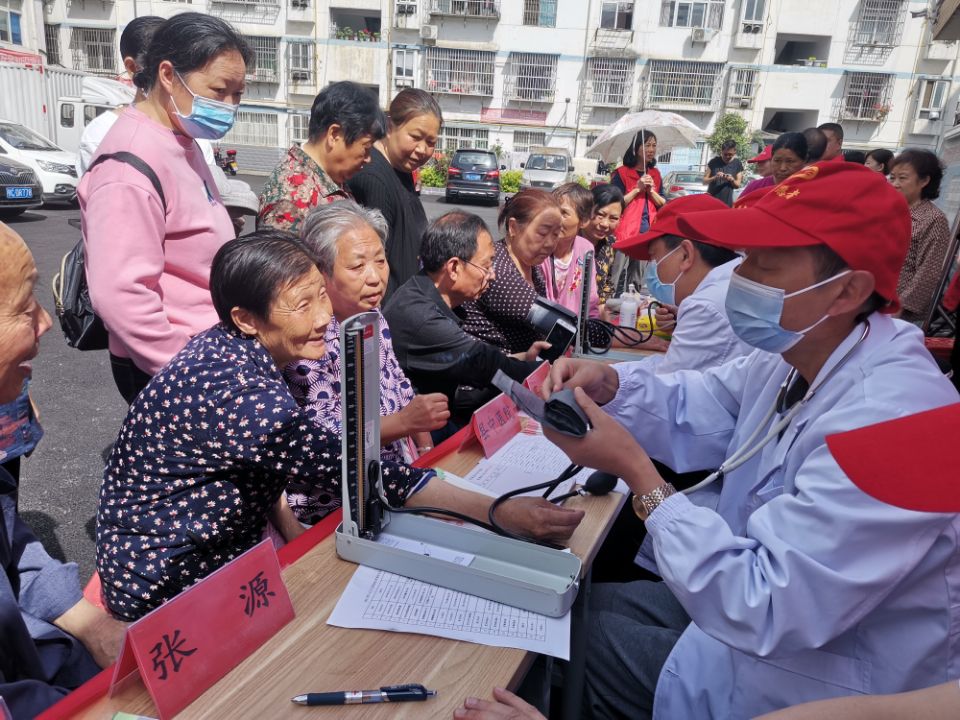 医心向党传党情  健康义诊解民忧