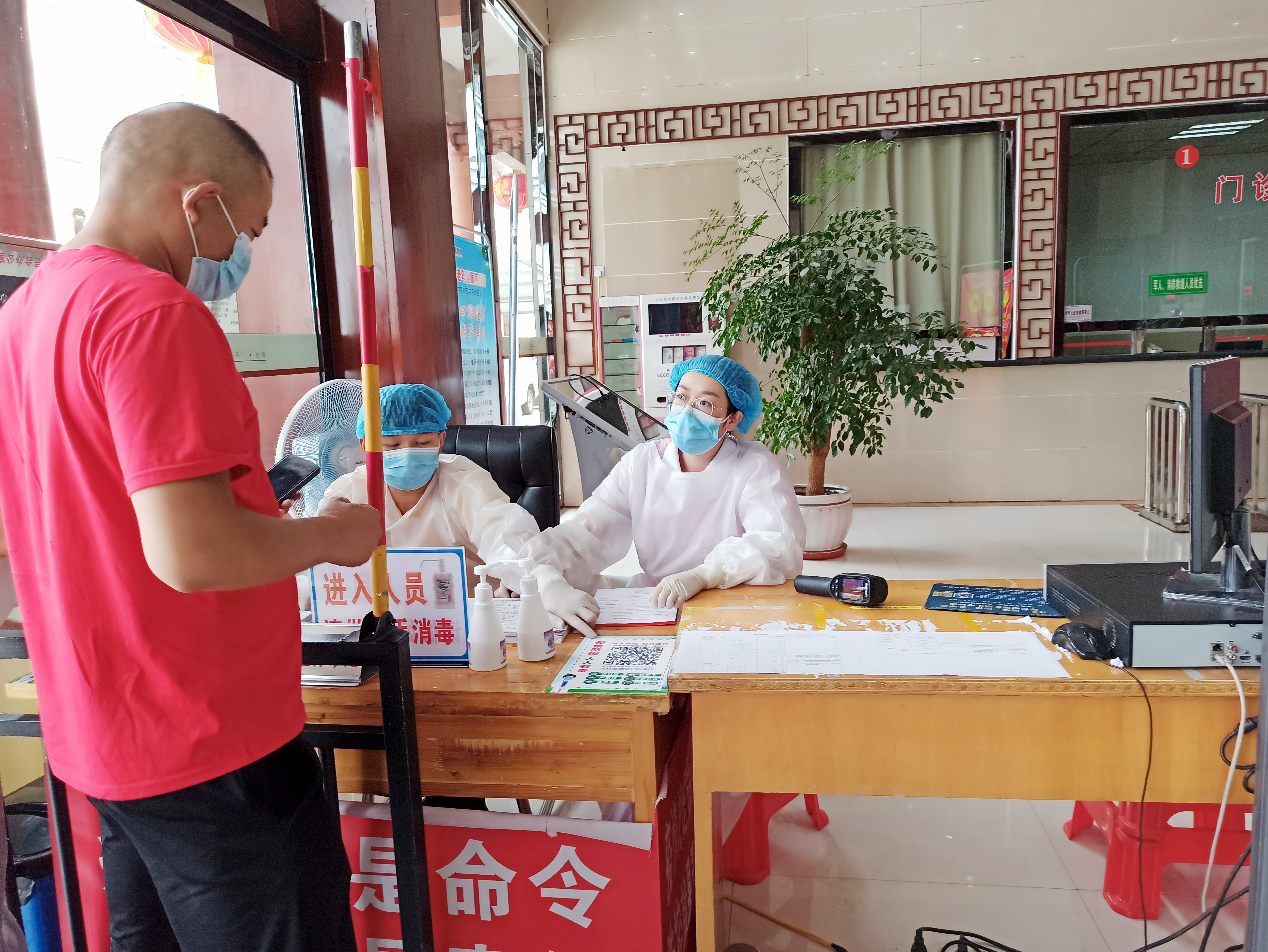 2、竹溪县中医院门诊一楼卡口，患者扫场所码，严格执行“一扫二核一测免登记”制度 (2)_副本.jpg